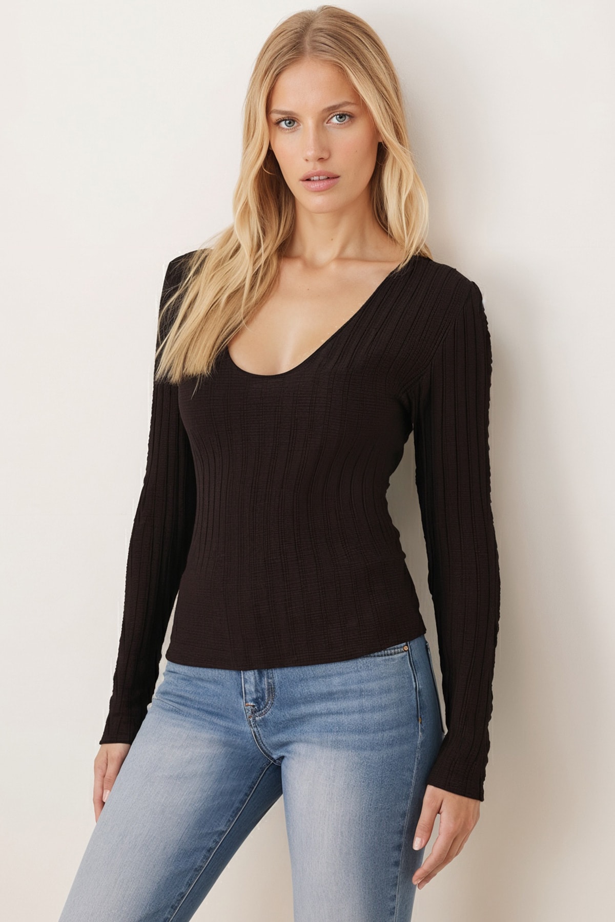 Kadın Kahve V Yaka Jakarlı Uzun Kol Bluz ARM-26K135010