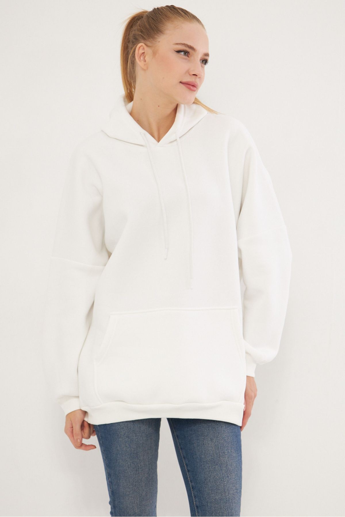 Kadın Beyaz Kapüşonlu İçi Şardonlu Kanguru Cepli Oversize Sweatshirt ARM-25K001045