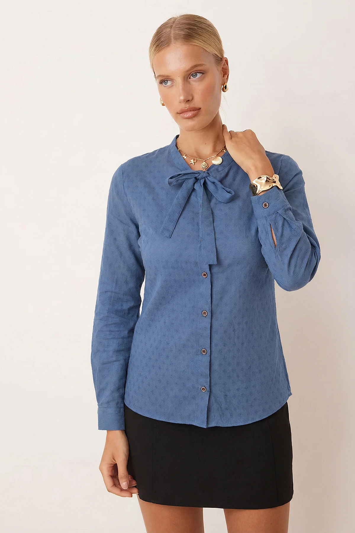 Kadın Koyu Mavi Yakası Bağlamalı Desenli Gömlek ARM-20K001150