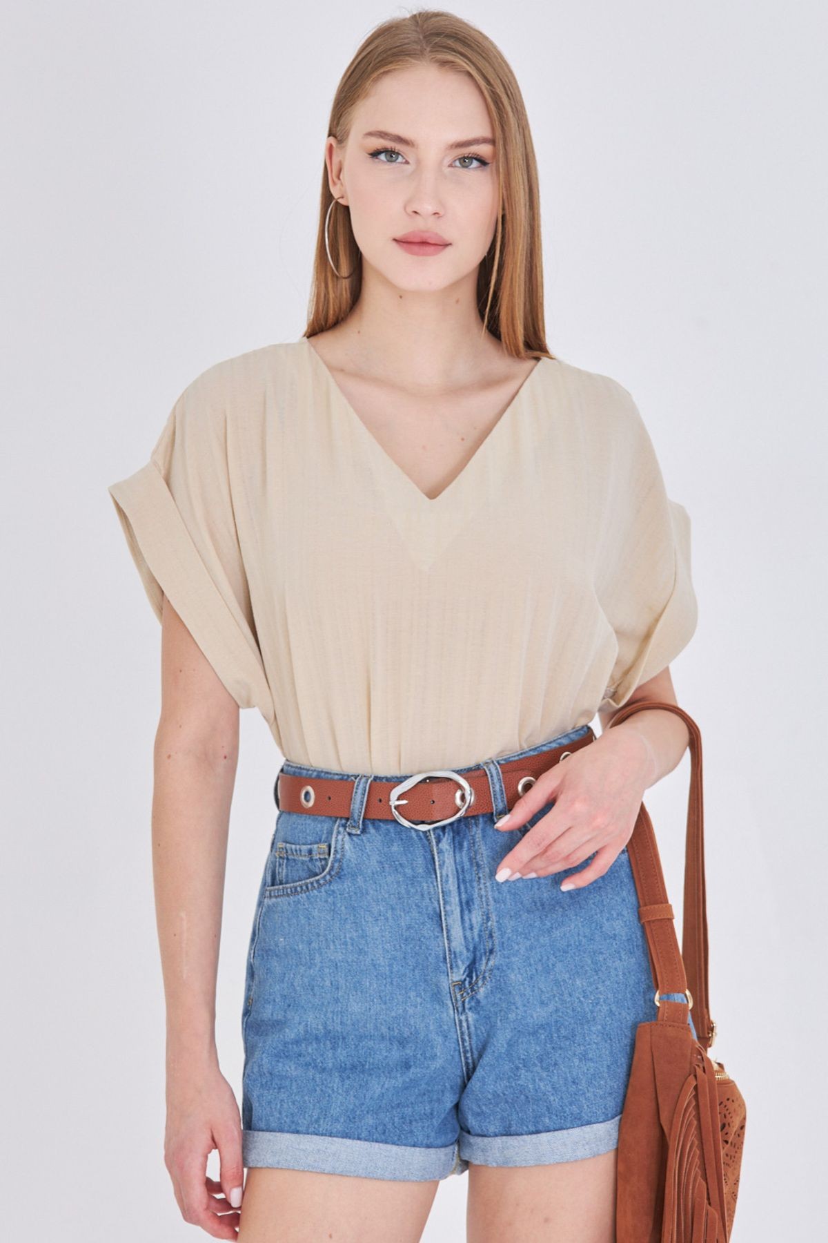 Kadın Krem V Yaka Yanları Yırtmaçlı Arkası Uzun Duble Kol Detaylı Oversize Bluz ARM-24Y001074