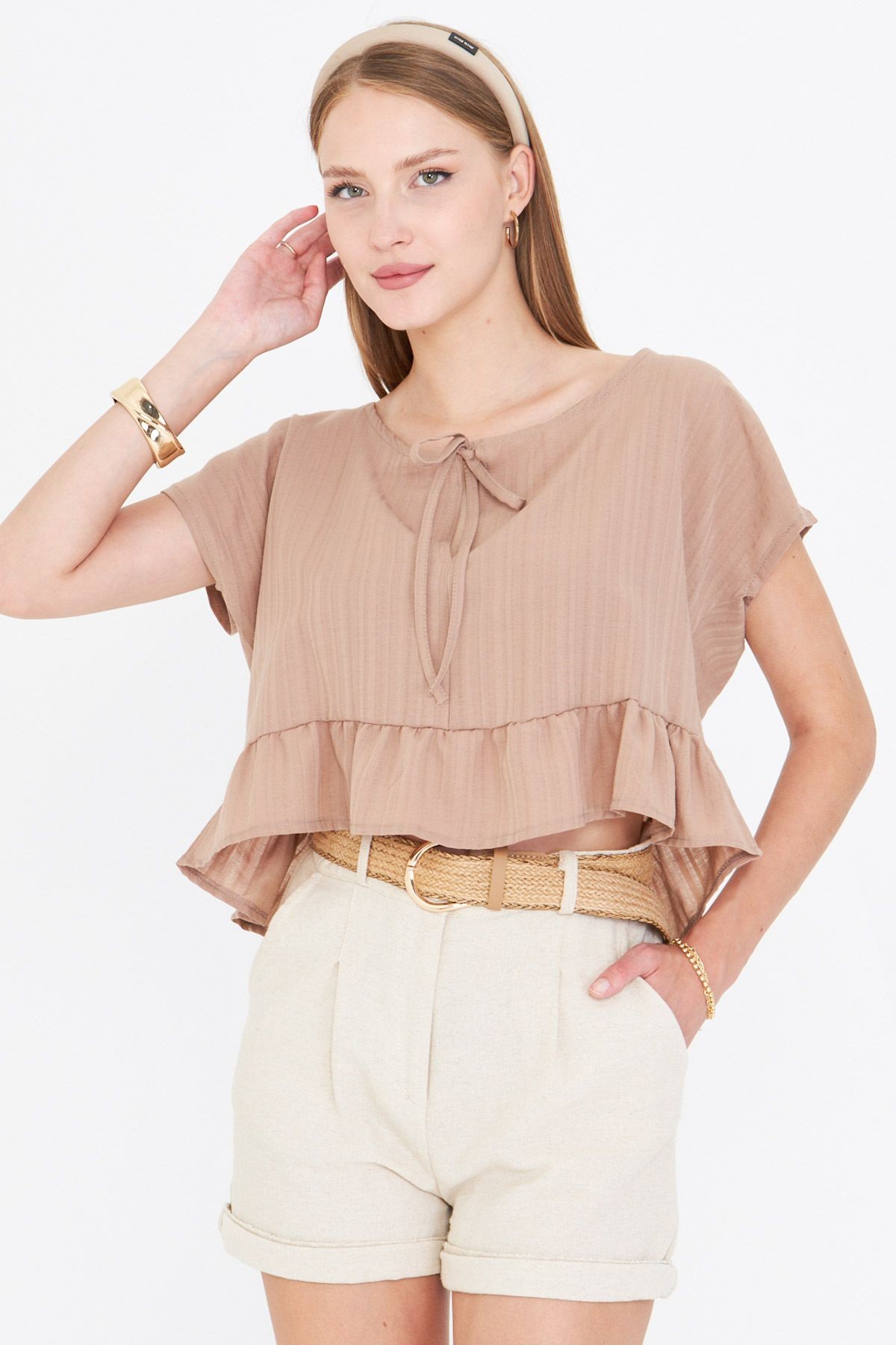 Kadın Açık Vizon Yarasa Kol Yakası Bağlamalı Eteği Fırfırlı Oversize Crop Bluz ARM-24Y001088