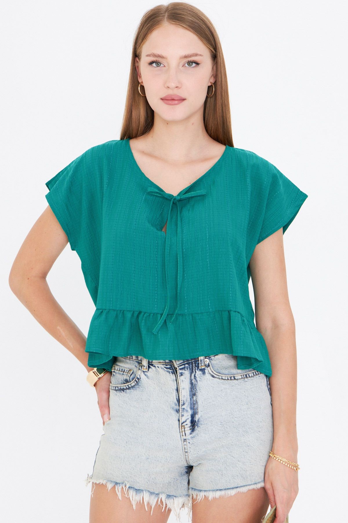 Kadın Koyu Yeşil Yarasa Kol Yakası Bağlamalı Eteği Fırfırlı Oversize Crop Bluz ARM-24Y001088
