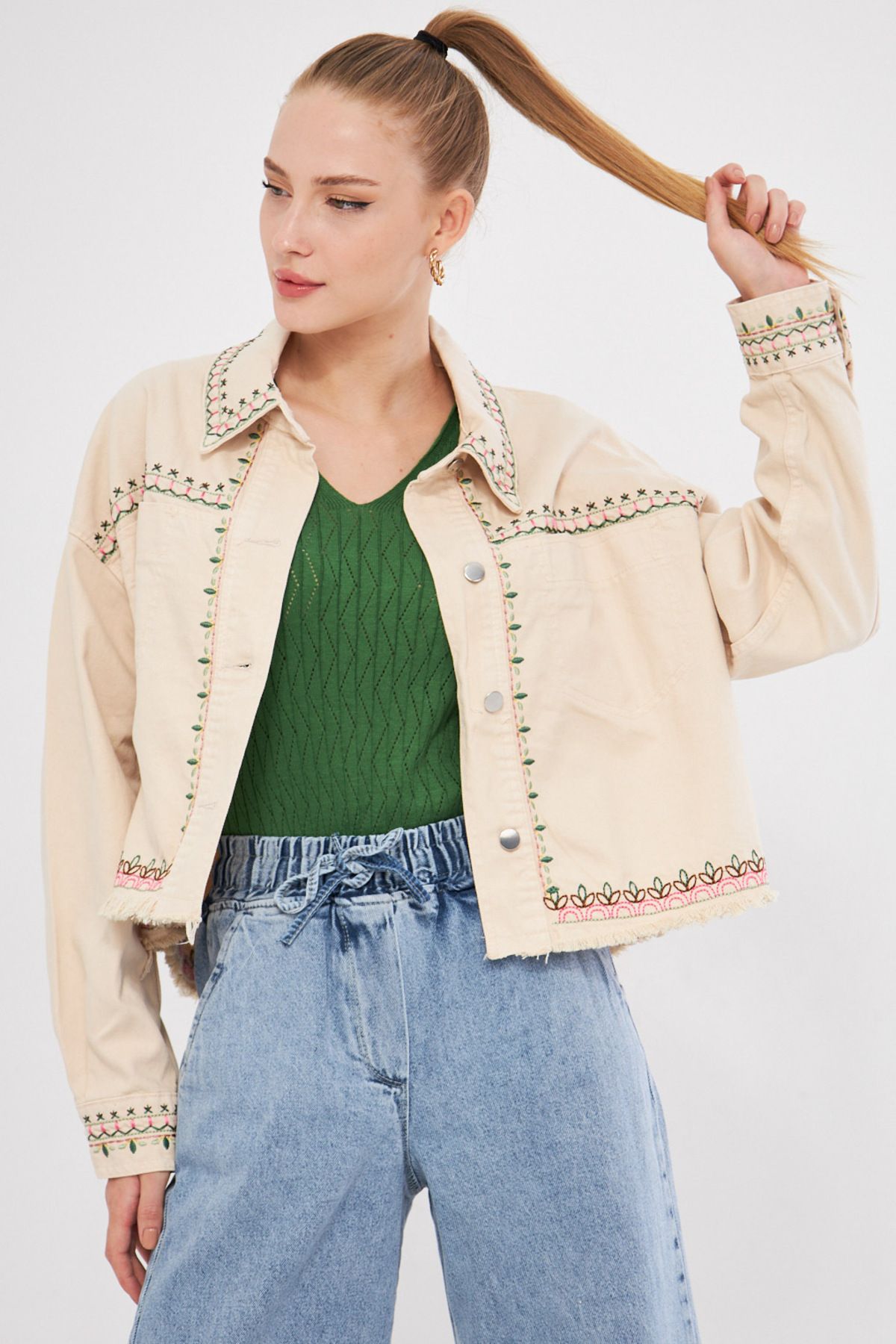 Kadın Bej Nakış Detaylı Cepli Etek Ucu Püsküllü Gömlek Ceket ARM-25K025005