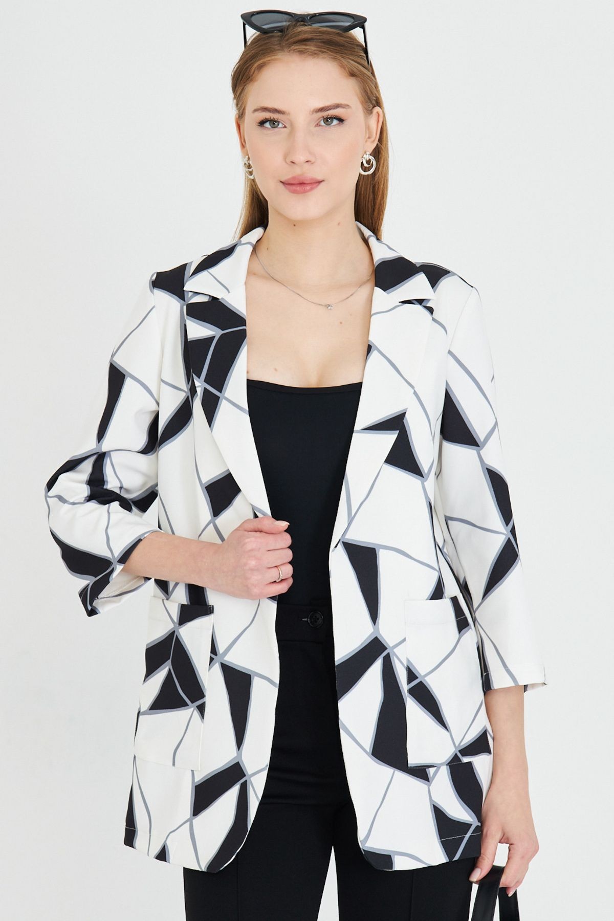 Kadın Beyaz Cepli Oversize Ceket ARM-25Y001057