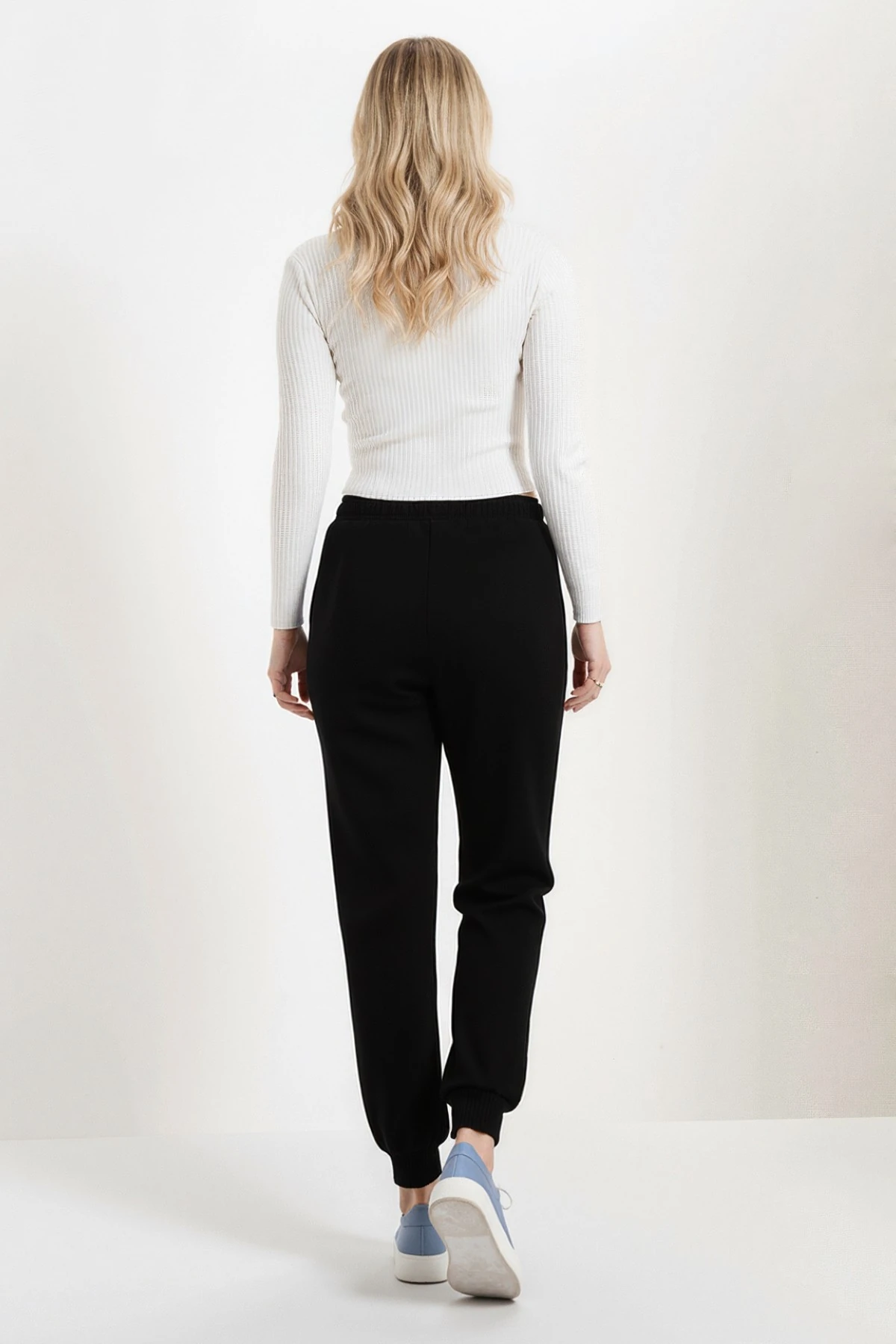 Kadın Siyah Beli Ve Paçası Lastikli Cepli İçi Şardonlu Eşofman Altı ARM-26K001063