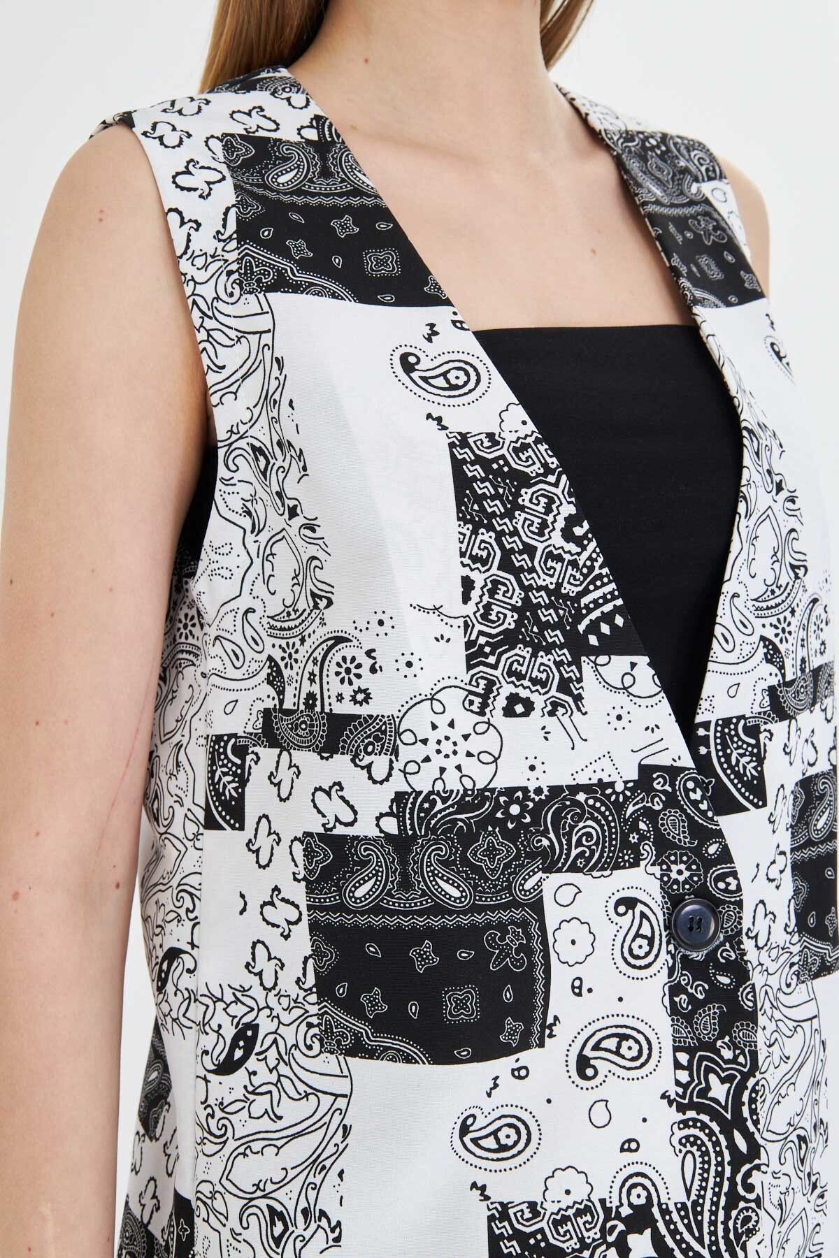 Kadın Siyah-Beyaz V Yaka Tek Düğme Oversize Desenli Yelek ARM-25Y001032