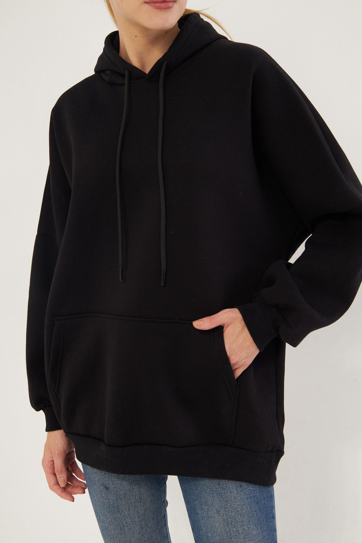 Kadın Siyah Kapüşonlu İçi Şardonlu Kanguru Cepli Oversize Sweatshirt ARM-25K001045