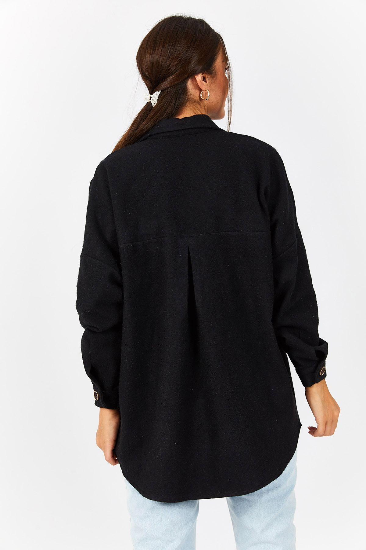 Kadın Siyah Oversize Kaşe Cepli Gömlek ARM-22Y001156