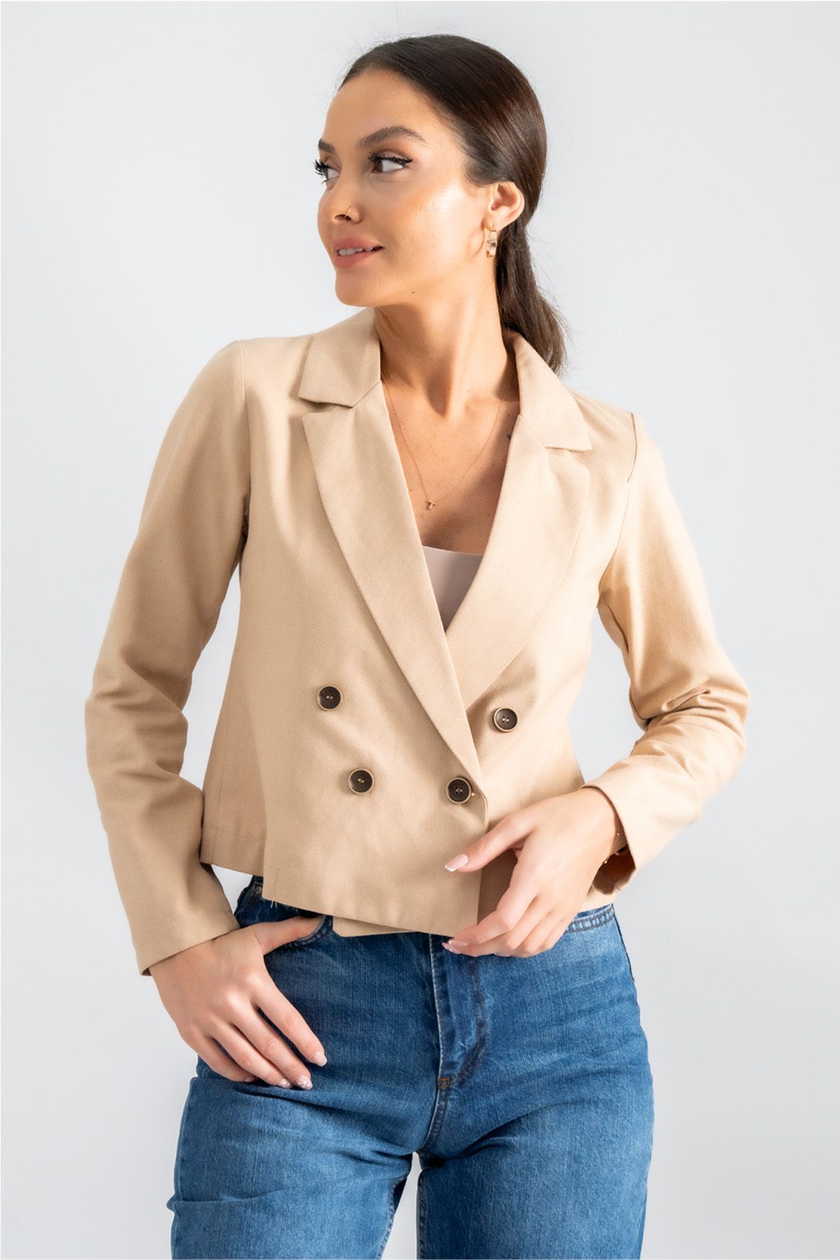Kadın Bej Kruvaze Yaka Gabardin Crop Ceket ARM-24Y001010