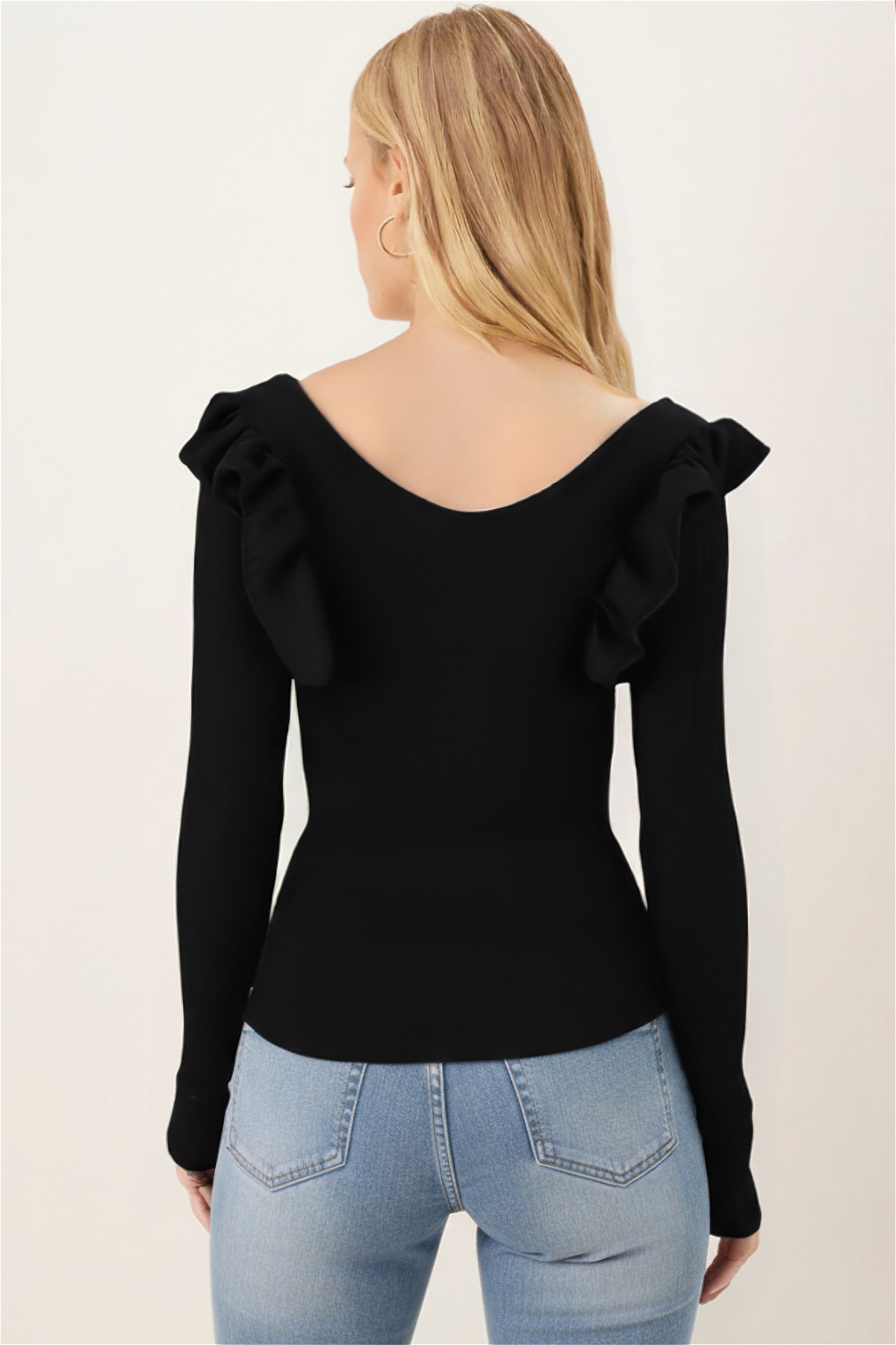 Kadın Siyah V Yaka Fırfır Detaylı Yumuşak Dokulu Bluz ARM-26K001045