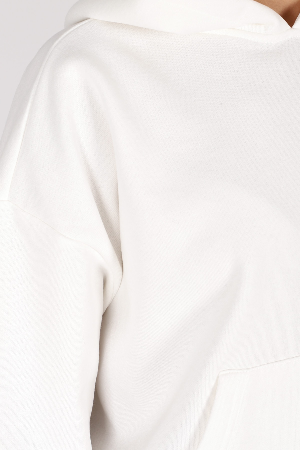 Kadın Beyaz Kapüşonlu Cepli Sweatshirt ARM-26K042001