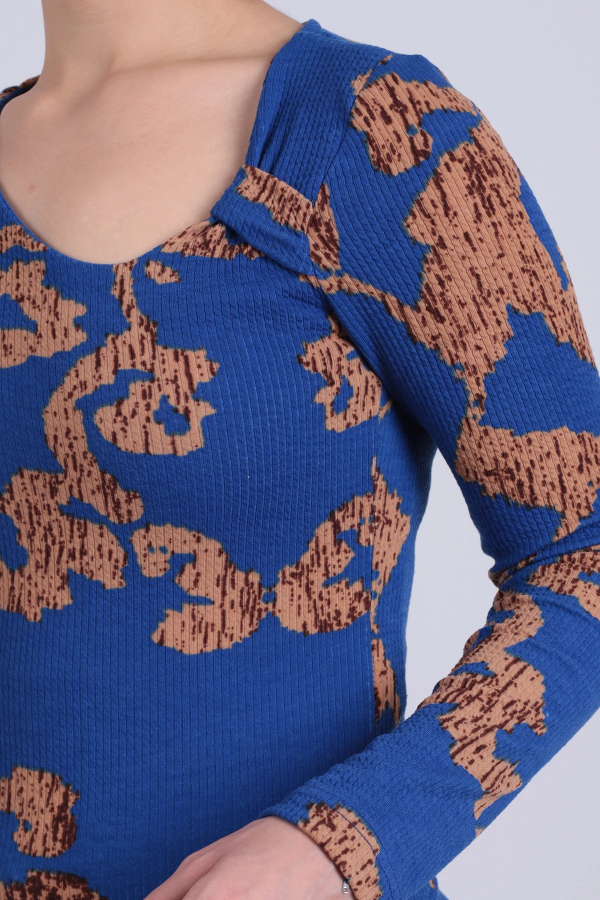 Kadın Mavi-Bej Asimetrik Yaka Detaylı Bluz ARM-26K001046