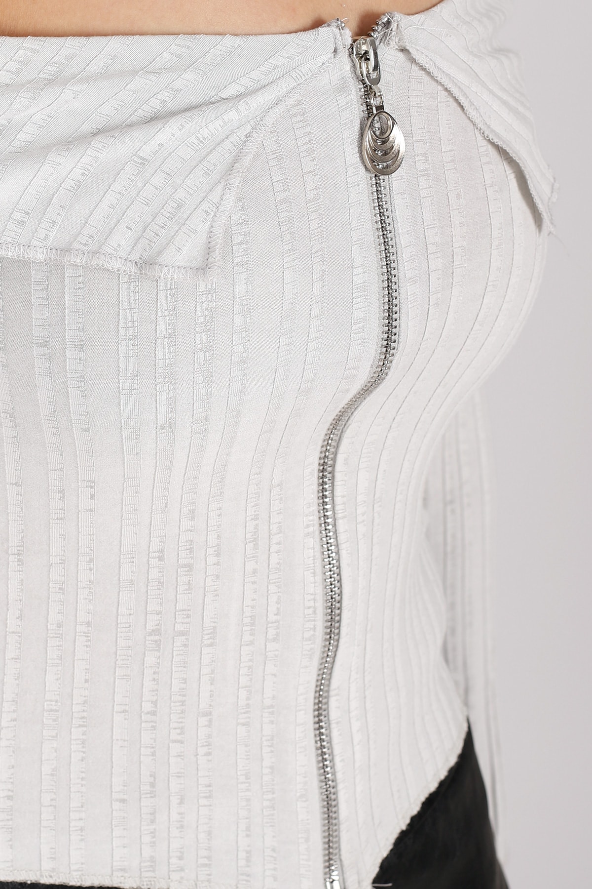 Kadın Gri Kayık Yaka Fermuarlı Crop Bluz ARM-26K042010