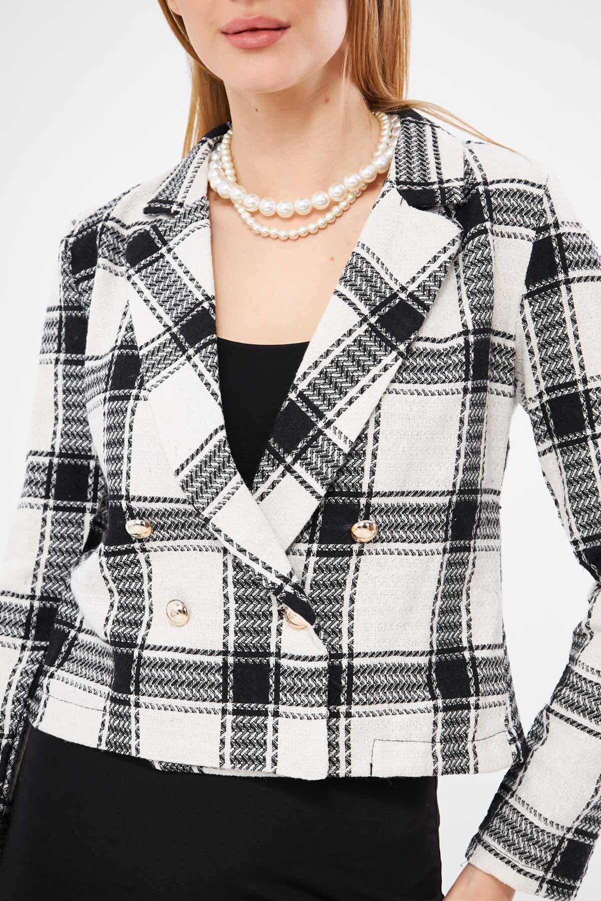 Kadın Ekru Kruvaze Yaka Tüvit Crop Ceket ARM-24K001014