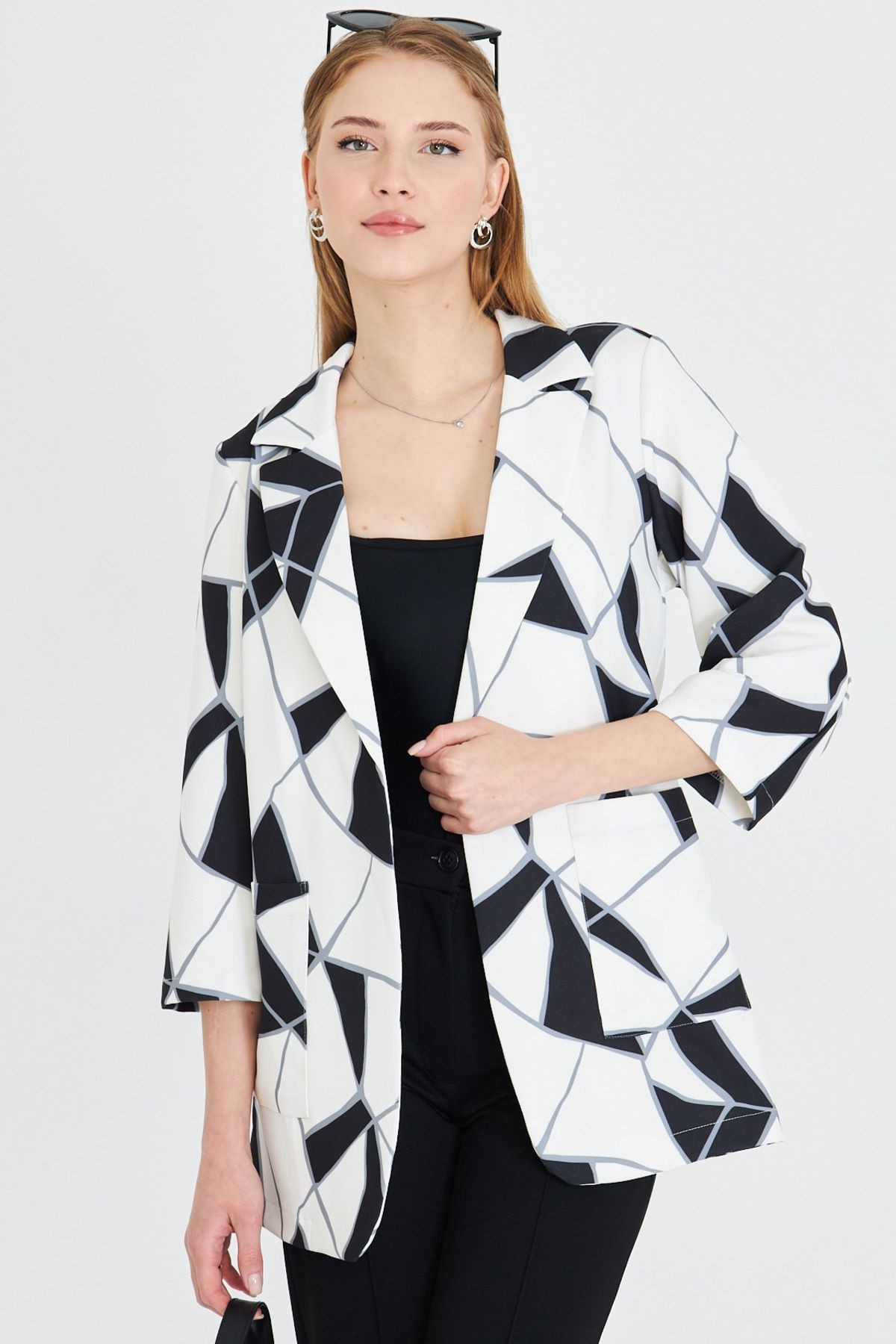 Kadın Beyaz Cepli Oversize Ceket ARM-25Y001057