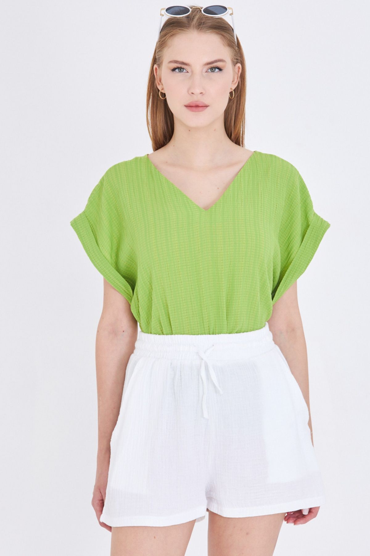 Kadın V Yaka Yanları Yırtmaçlı Arkası Uzun Duble Kol Detaylı Oversize Bluz ARM-24Y001074