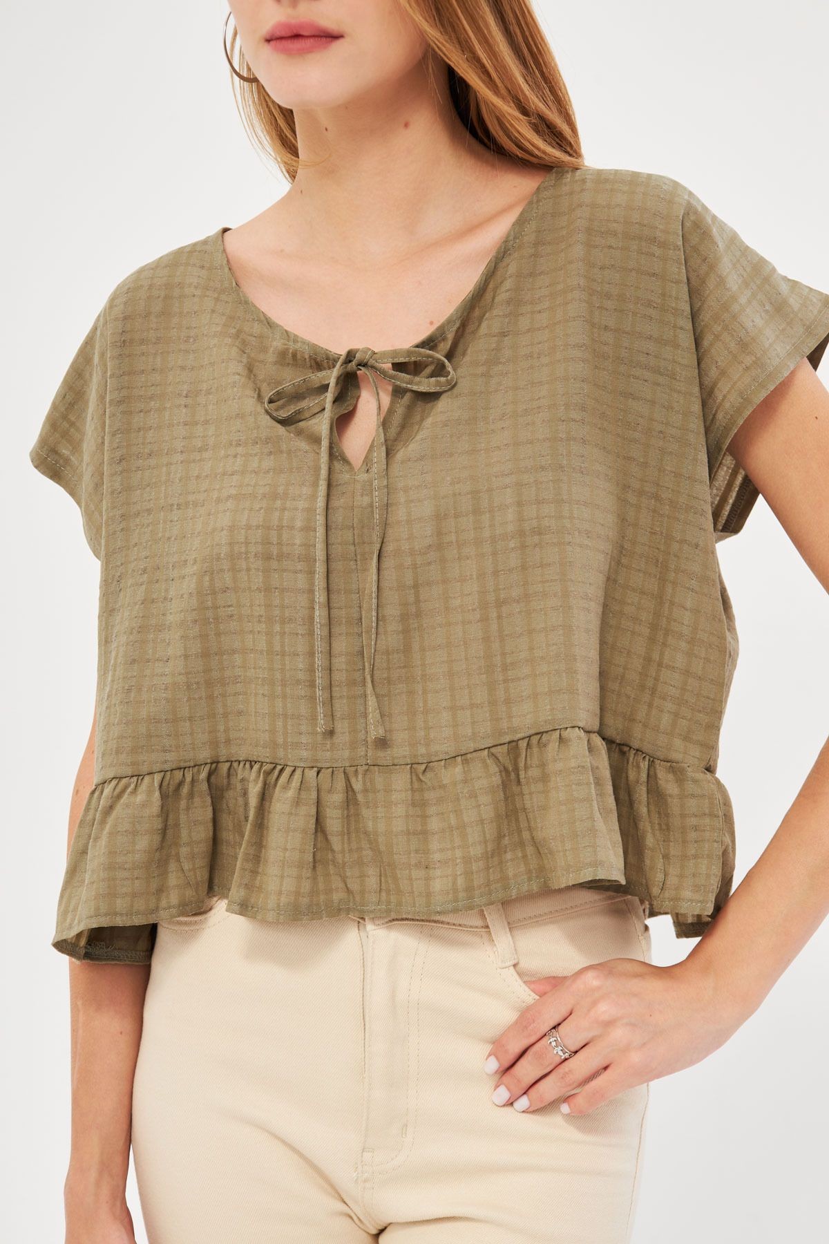 Kadın Haki Yarasa Kol Yakası Bağlamalı Eteği Fırfırlı Oversize Crop Bluz ARM-24Y001088