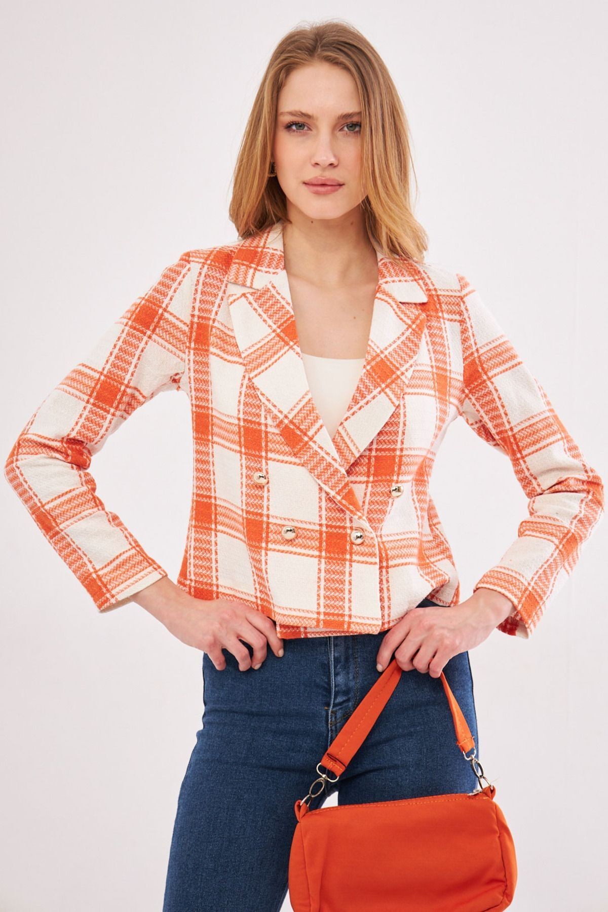 Kadın Turuncu-Beyaz Kruvaze Yaka Tüvit Crop Ceket ARM-24K001014