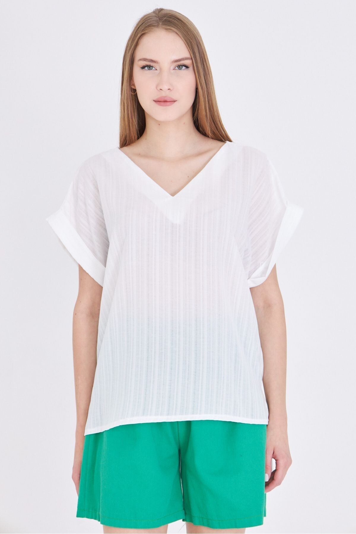Kadın Beyaz V Yaka Yanları Yırtmaçlı Arkası Uzun Duble Kol Detaylı Oversize Bluz ARM-24Y001074