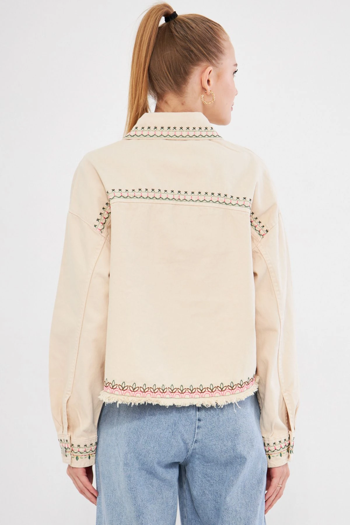 Kadın Bej Nakış Detaylı Cepli Etek Ucu Püsküllü Gömlek Ceket ARM-25K025005