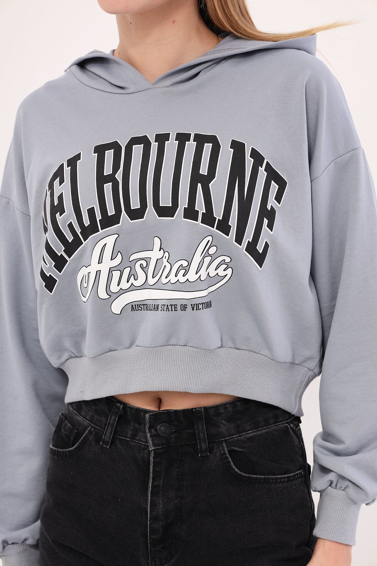 Kadın Gri Önü Yazılı Kapüşonlu Crop Sweatshirt ARM-25K001028