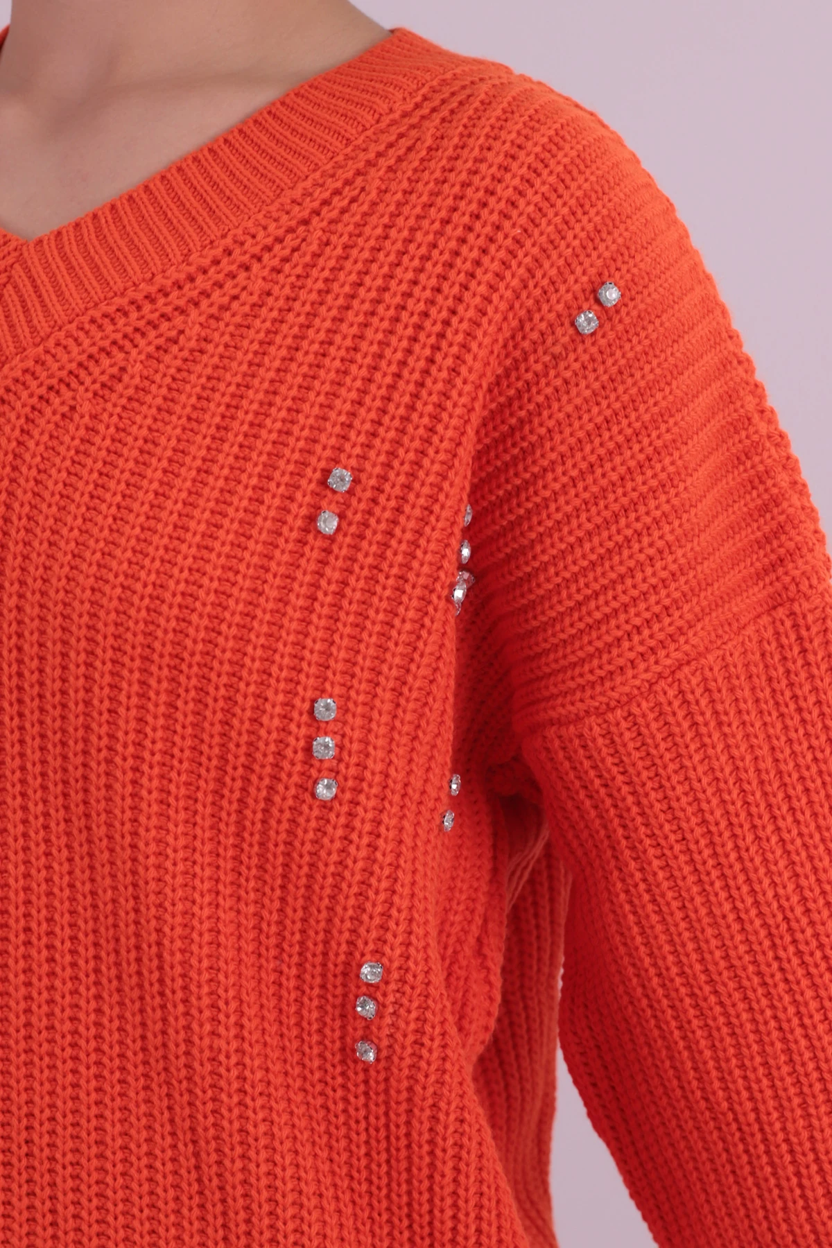 Kadın Turuncu V Yaka Taşlı Triko Kazak ARM-26K136026