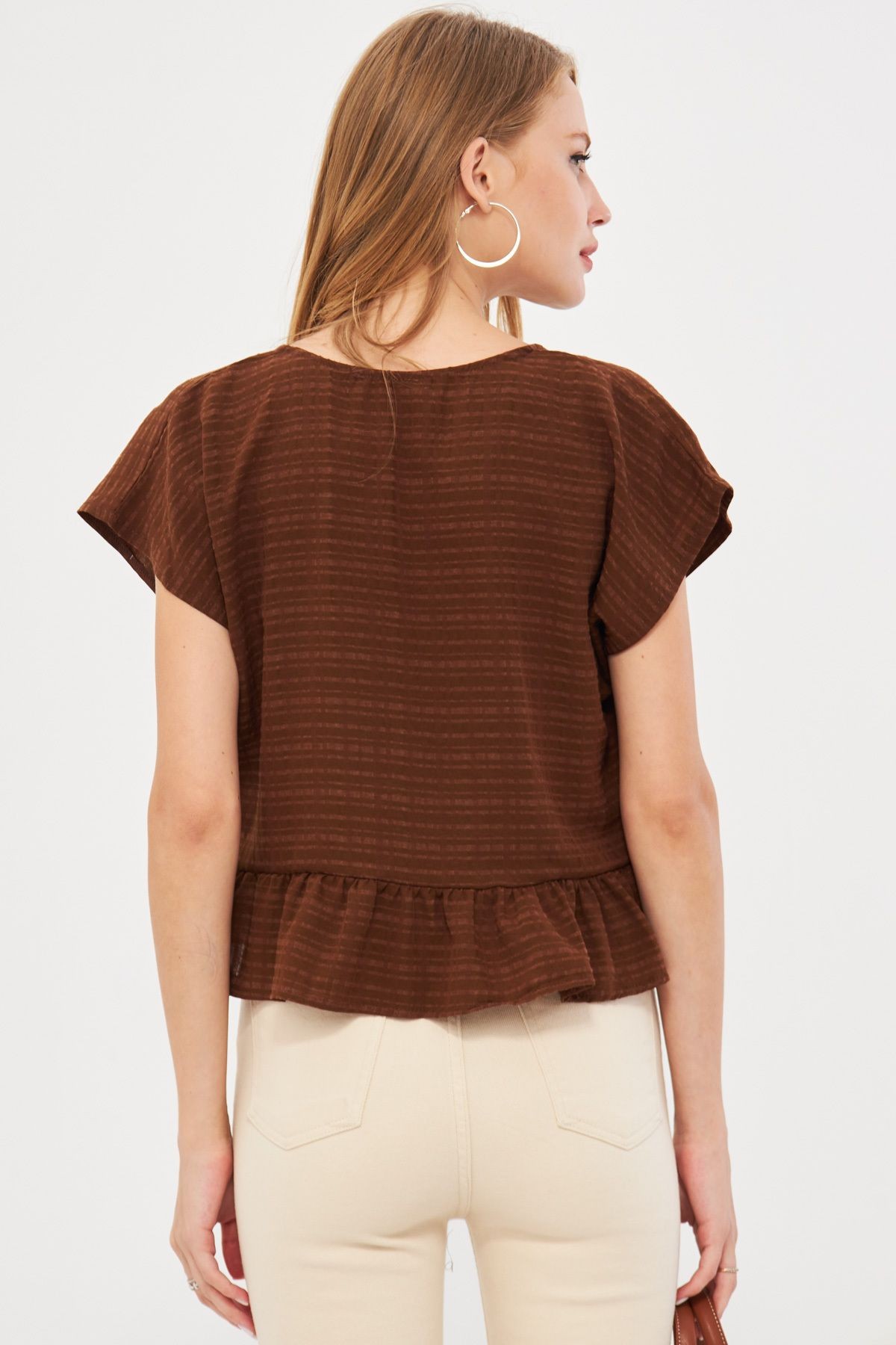 Kadın Kahve Yarasa Kol Yakası Bağlamalı Eteği Fırfırlı Oversize Crop Bluz ARM-24Y001088