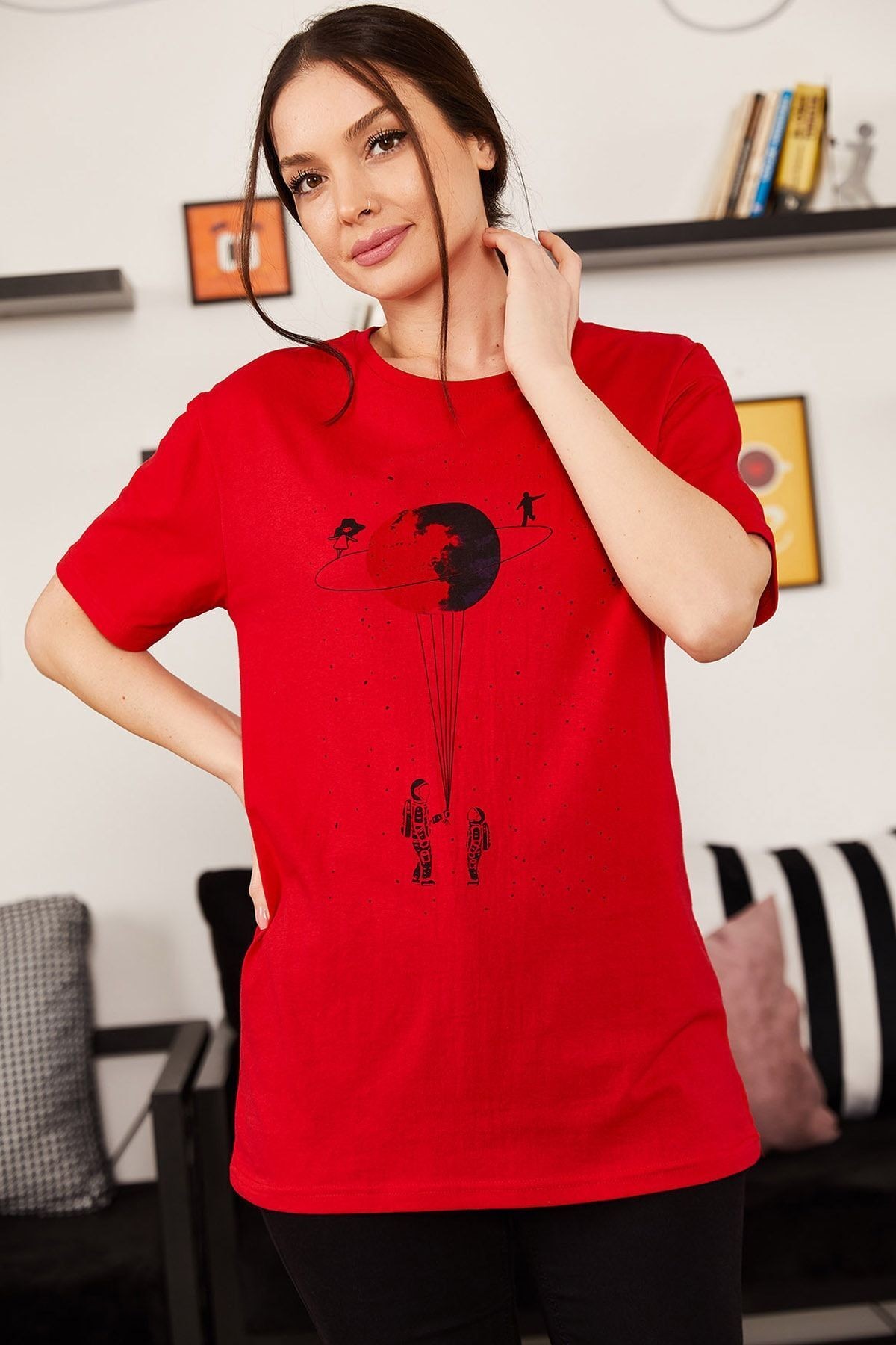 Kadın Kırmızı Satürn Baskılı T-Shirt ARM-20Y012007