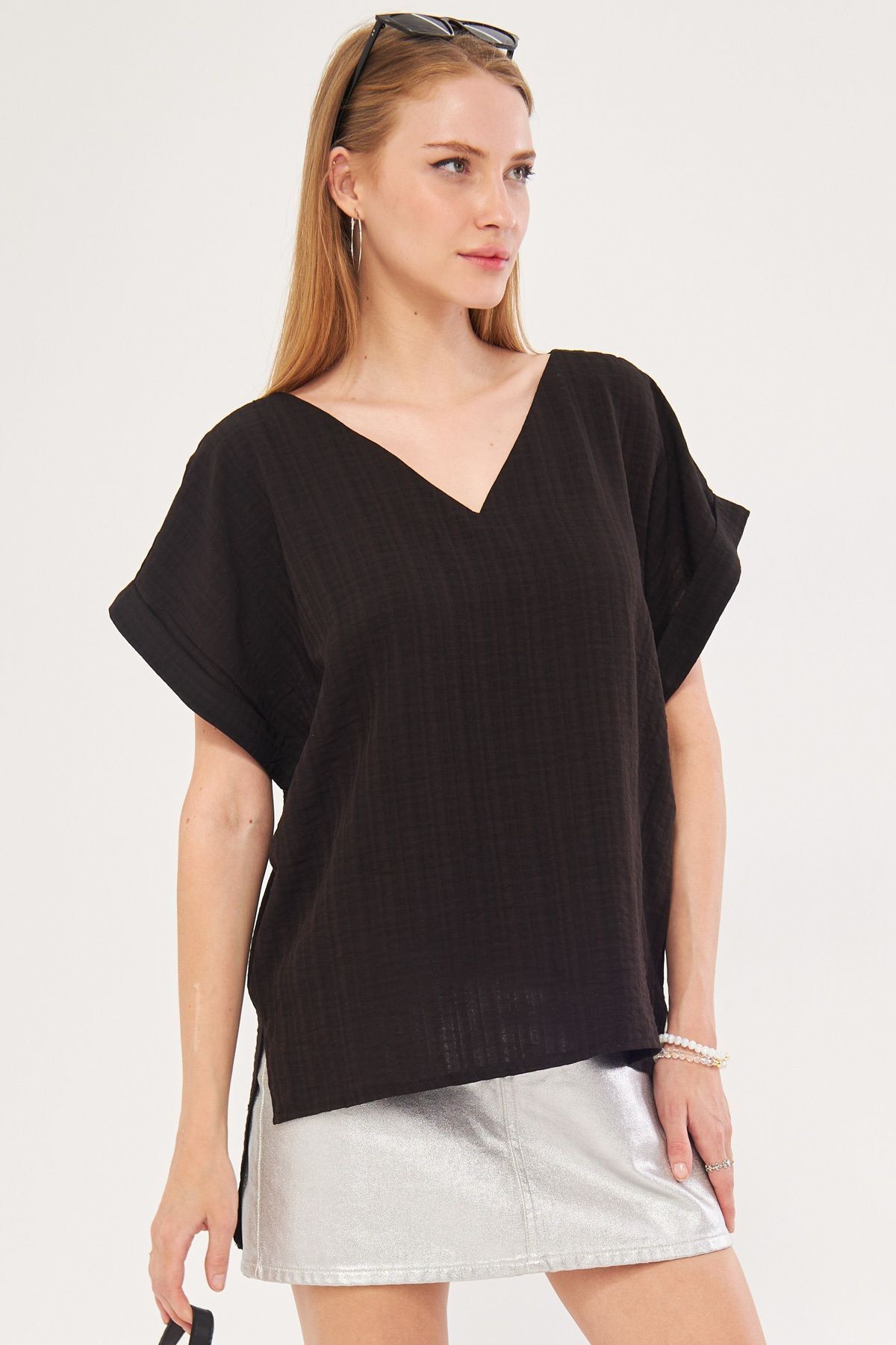 Kadın Siyah V Yaka Yanları Yırtmaçlı Arkası Uzun Duble Kol Detaylı Oversize Bluz ARM-24Y001074