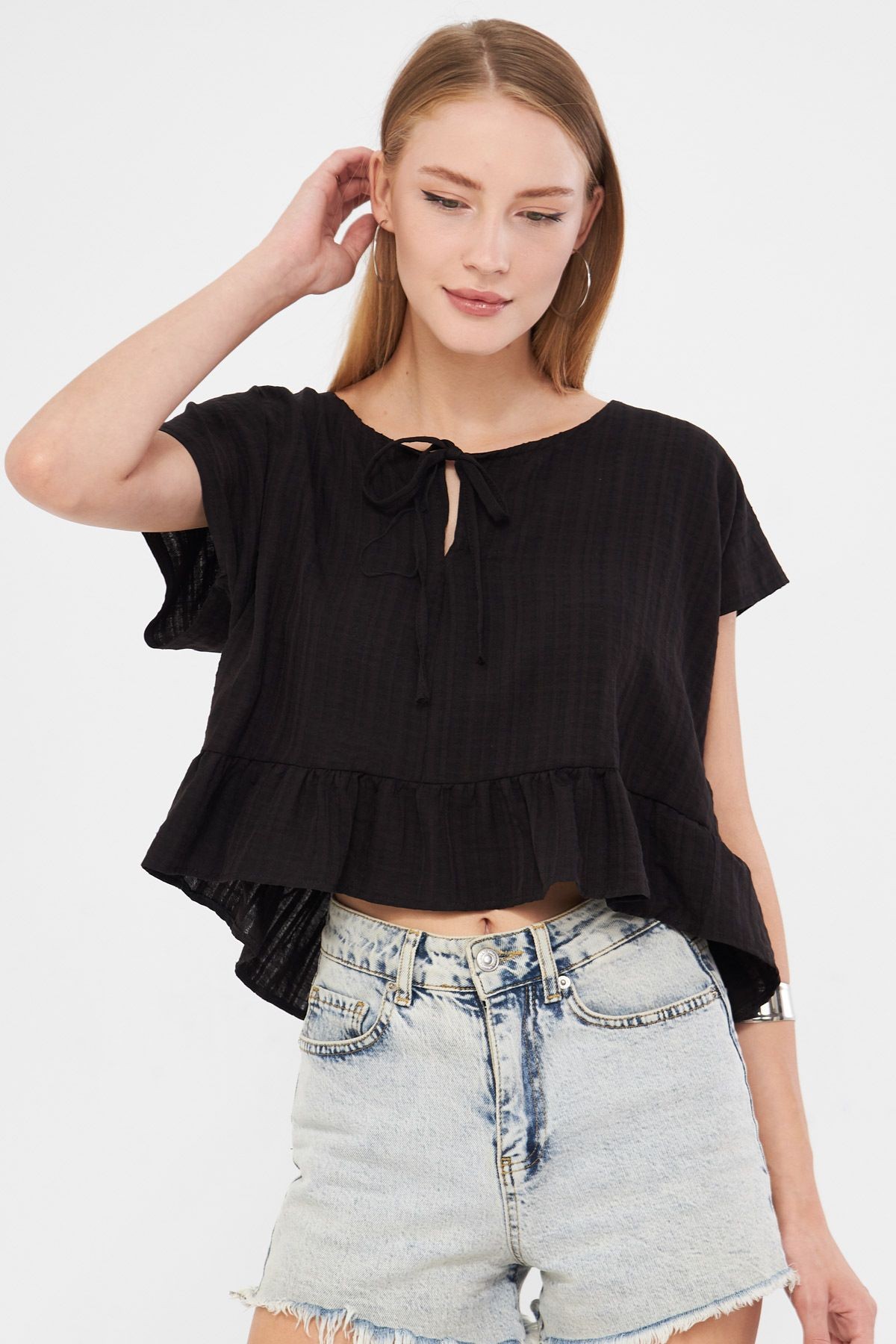 Kadın Siyah Yarasa Kol Yakası Bağlamalı Eteği Fırfırlı Oversize Crop Bluz ARM-24Y001088