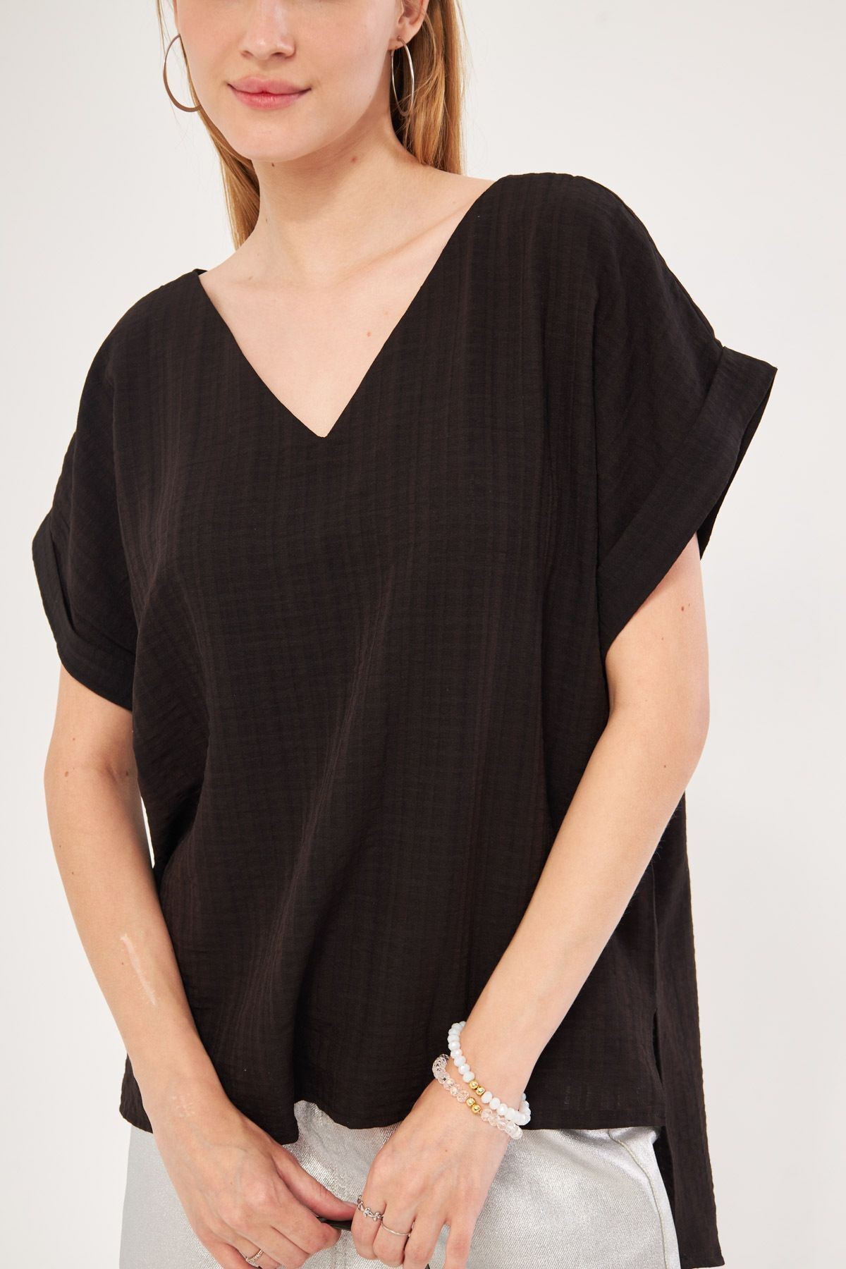 Kadın Siyah V Yaka Yanları Yırtmaçlı Arkası Uzun Duble Kol Detaylı Oversize Bluz ARM-24Y001074