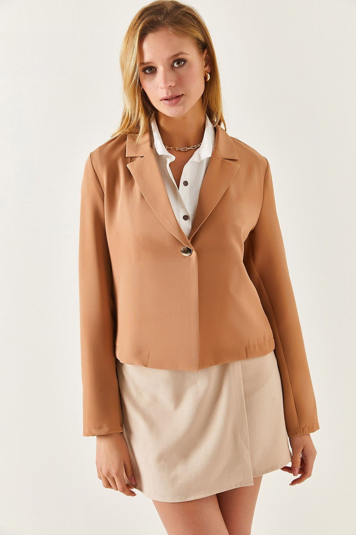 Kadın Bej Tek Düğmeli Crop Ceket Arm-22y001237