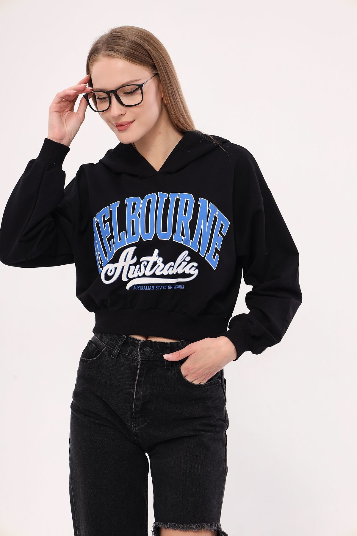 Kadın Siyah Önü Yazılı Kapüşonlu Crop Sweatshirt ARM-25K001028