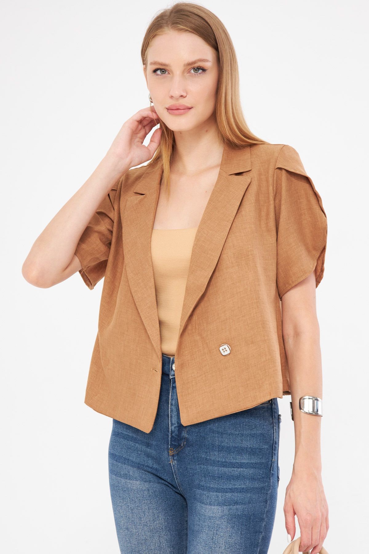 Kadın Açık Kahve Kolu Yırtmaç Detaylı Crop Kısa Kol Ceket ARM-24Y001048