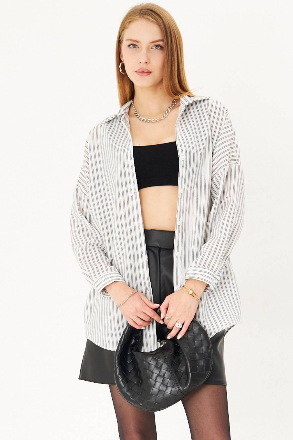 Kadın Beyaz-Siyah İnce Çizgili Oversize Uzun Basic Gömlek ARM-22Y001185