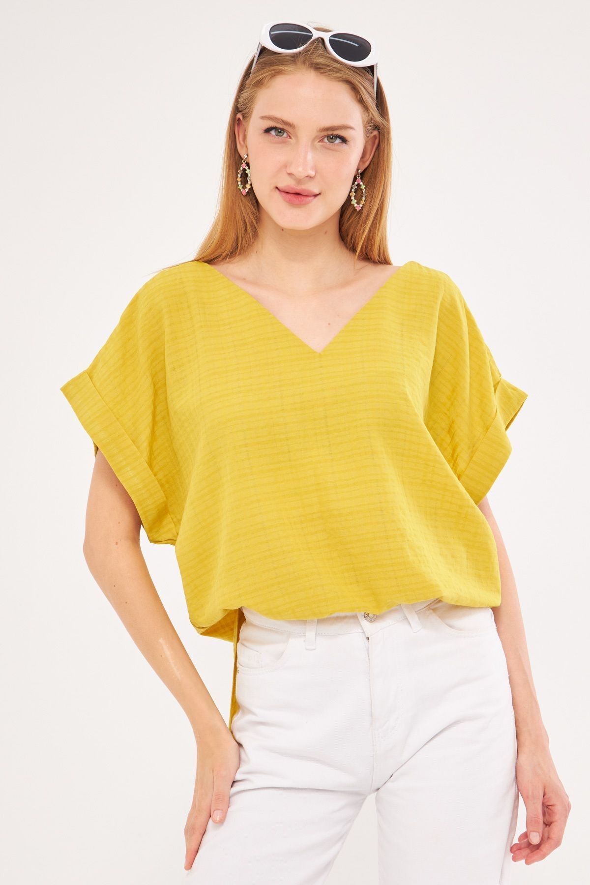 Kadın Yağ Yeşili V Yaka Yanları Yırtmaçlı Arkası Uzun Duble Kol Detaylı Oversize Bluz ARM-24Y001074