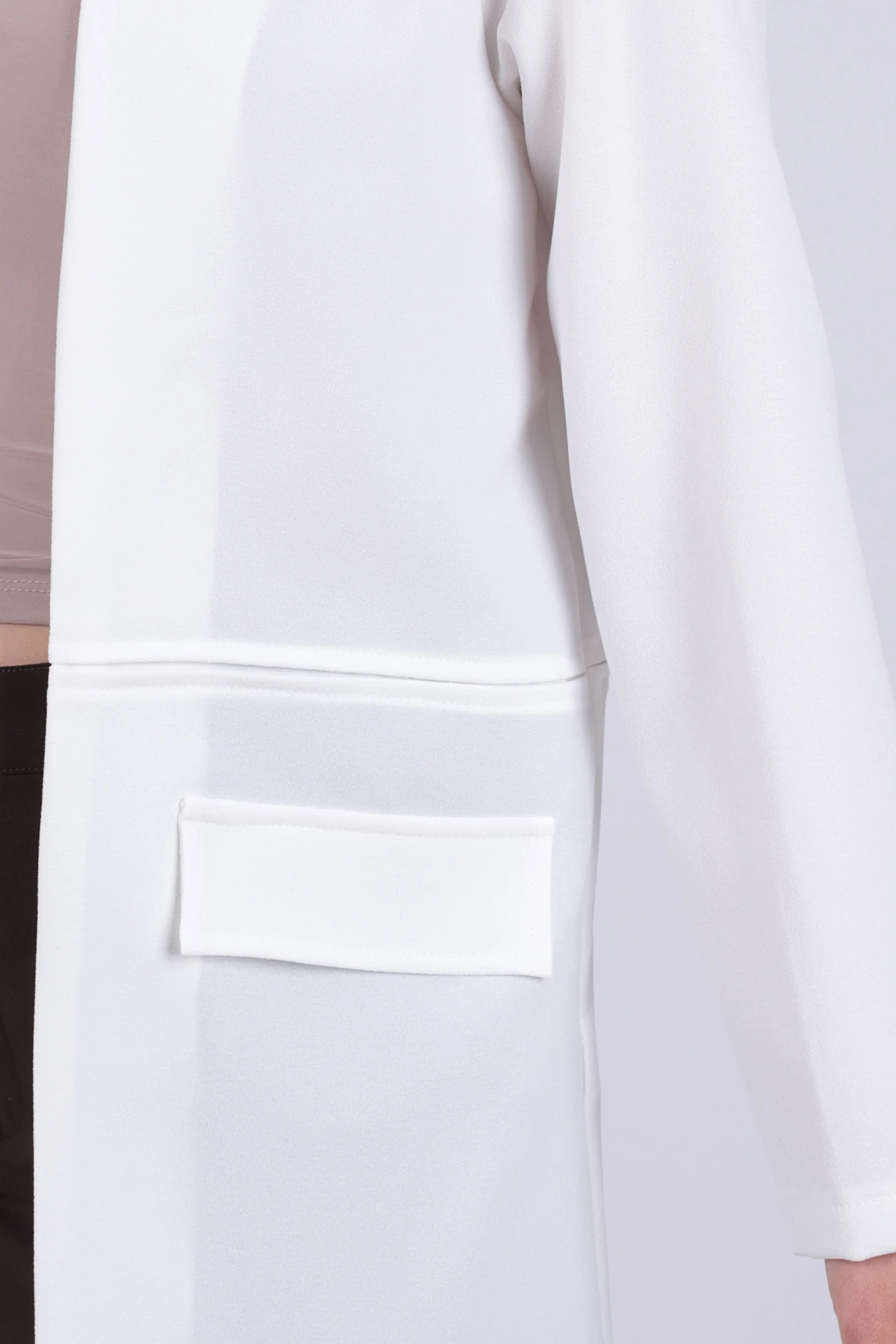 Kadın Beyaz Beli Dikişli Uzun Ceket ARM-26K001017