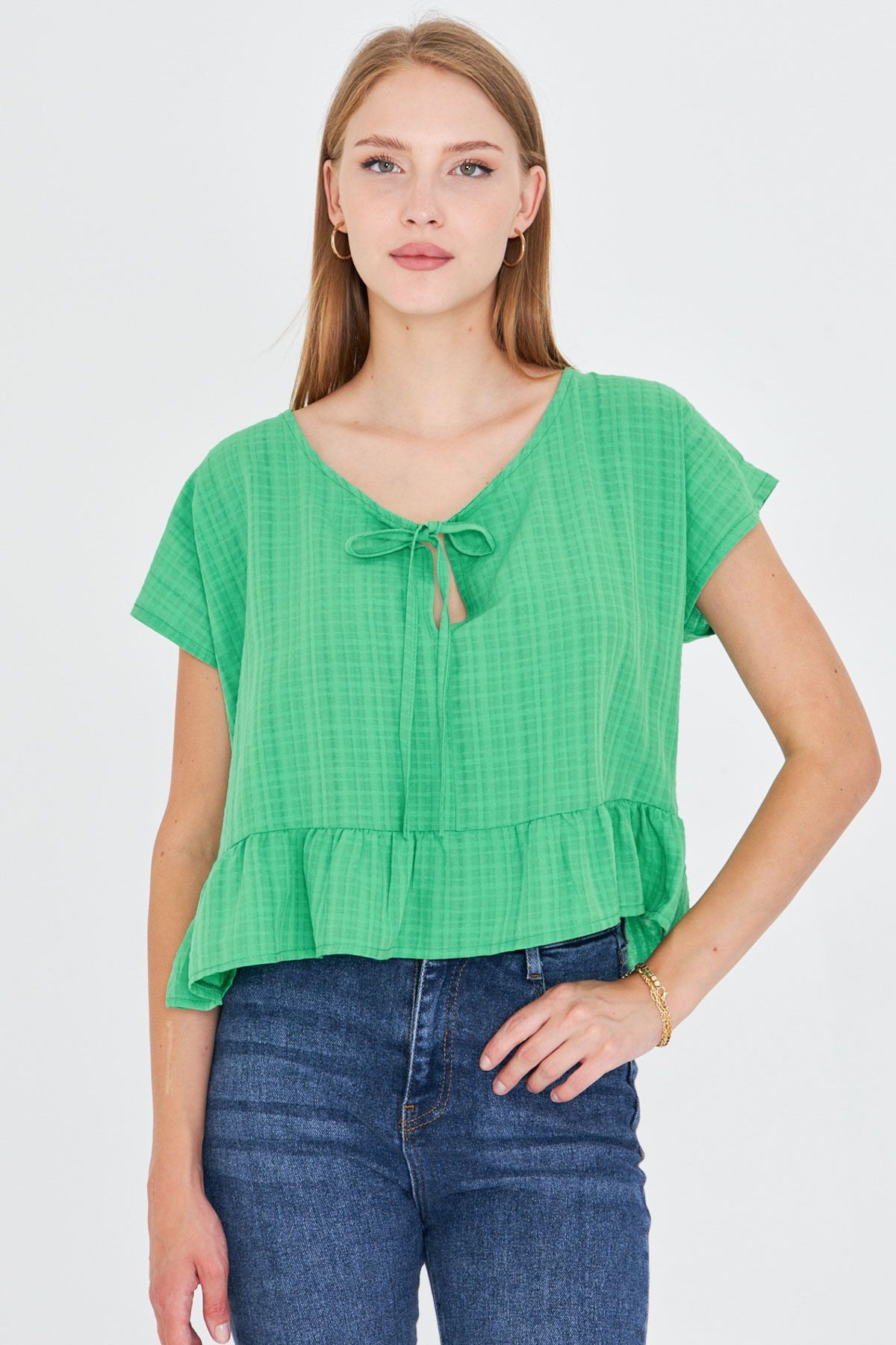 Kadın Açık Yeşil Yarasa Kol Yakası Bağlamalı Eteği Fırfırlı Oversize Crop Bluz ARM-24Y001088