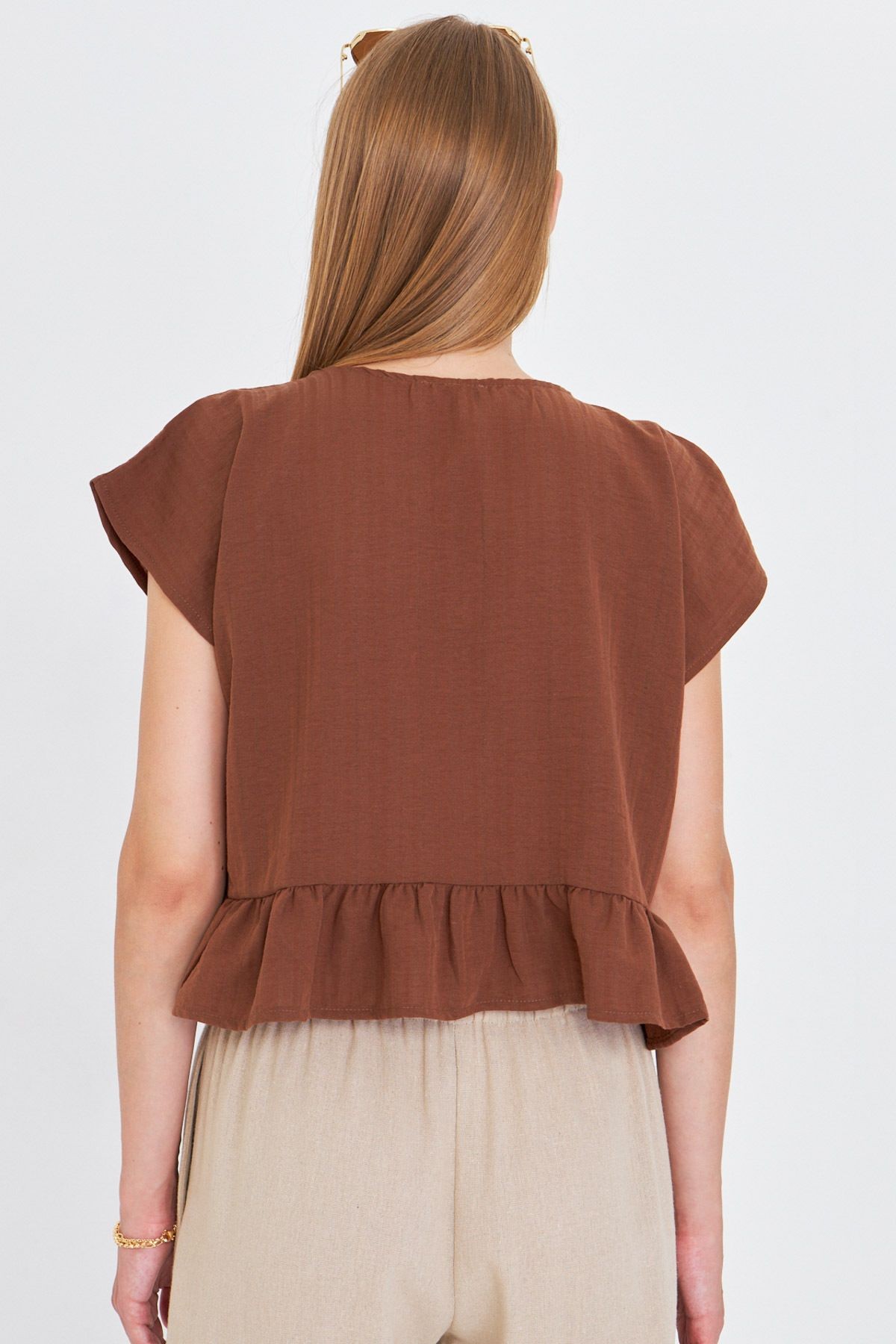 Kadın Açık Kahve Yarasa Kol Yakası Bağlamalı Eteği Fırfırlı Oversize Crop Bluz ARM-24Y001088