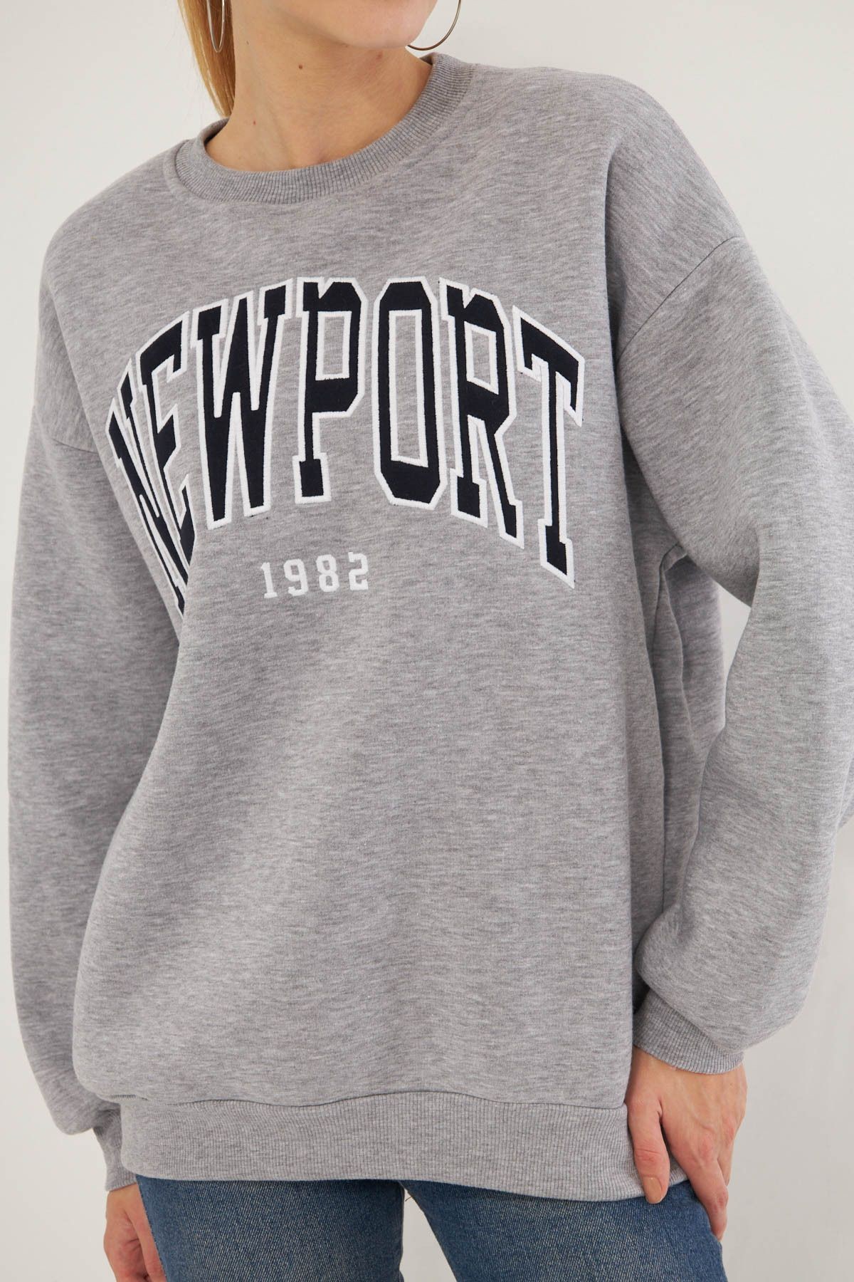 Kadın Gri Sıfır Yaka İçi Şardonlu Aprikeli Nakışlı Oversize Sweatshirt ARM-25K024002