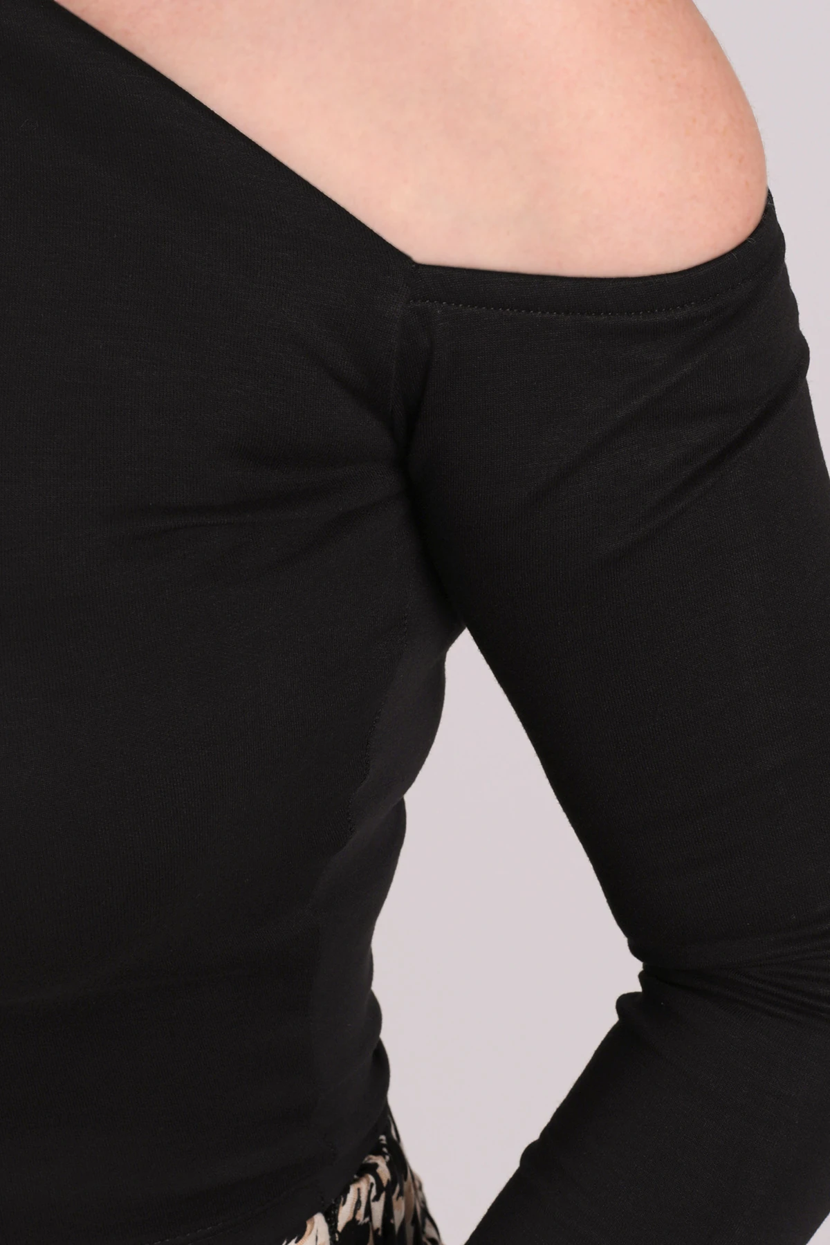 Kadın Siyah Kayık Yaka Tek Omuz Büzgülü Bluz ARM-26K042017