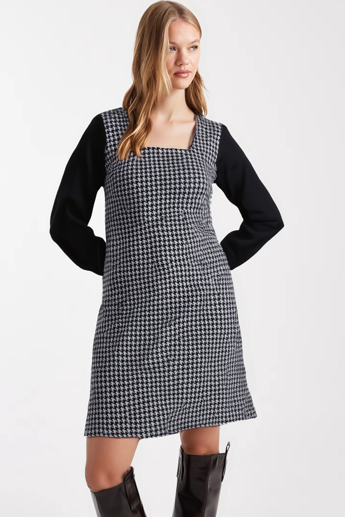 Kadın Beyaz-Siyah Ekoseli Kare Yaka Uzun Kol Elbise ARM-22Y001182