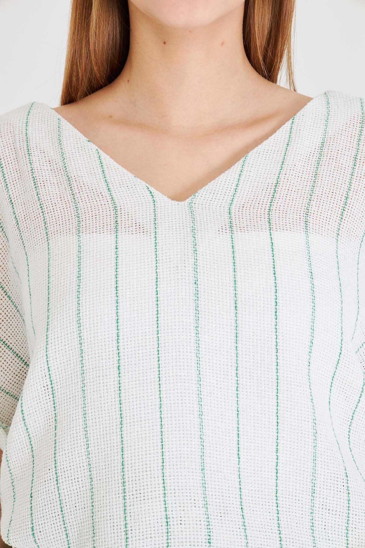 Kadın Yeşil V Yaka Yanları Yırtmaçlı Arkası Uzun Duble Kol Detaylı Oversize Bluz ARM-25Y001056