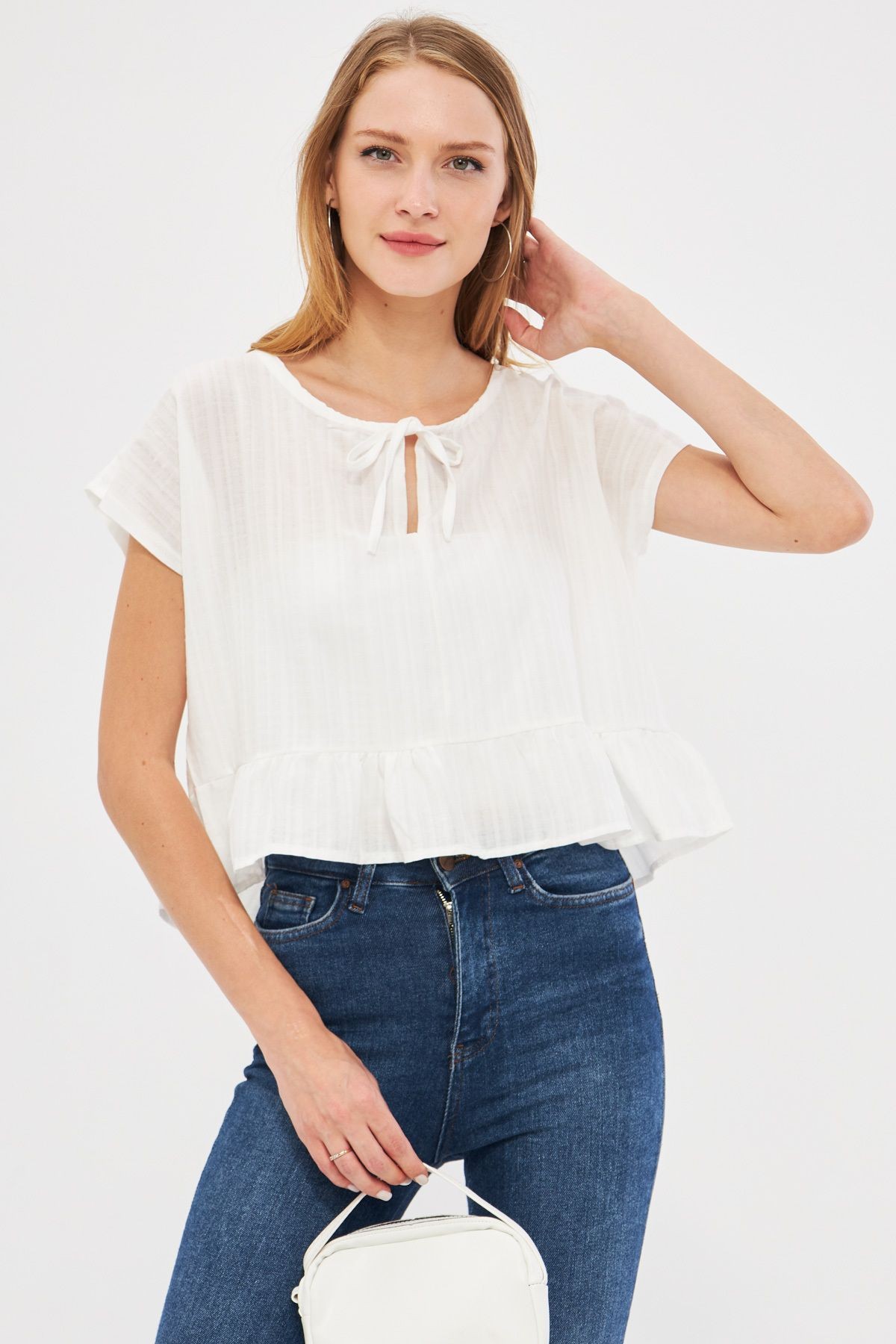 Kadın Beyaz Yarasa Kol Yakası Bağlamalı Eteği Fırfırlı Oversize Crop Bluz ARM-24Y001088