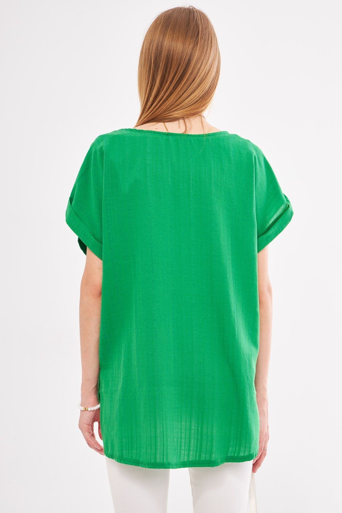 Kadın Yeşil V Yaka Yanları Yırtmaçlı Arkası Uzun Duble Kol Detaylı Oversize Bluz ARM-24Y001074