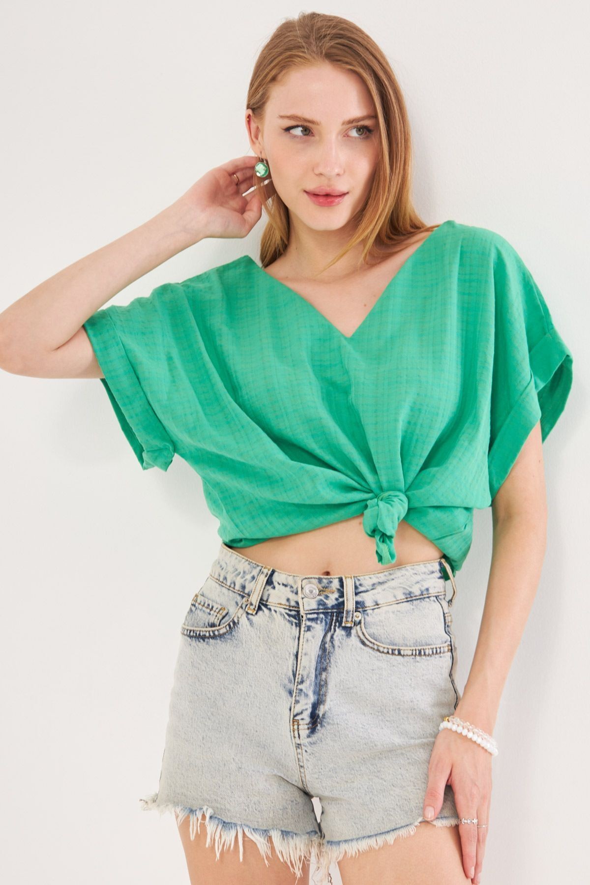 Kadın Açık Yeşil V Yaka Yanları Yırtmaçlı Arkası Uzun Duble Kol Detaylı Oversize Bluz ARM-24Y001074