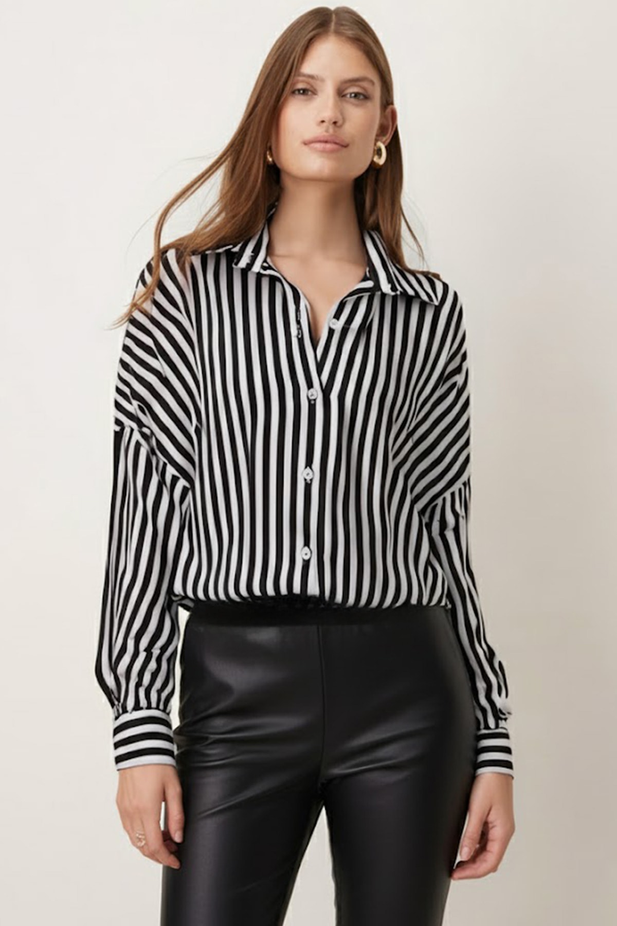 Kadın Siyah-Beyaz İnce Çizgili Oversize Uzun Basic Gömlek ARM-22Y001185