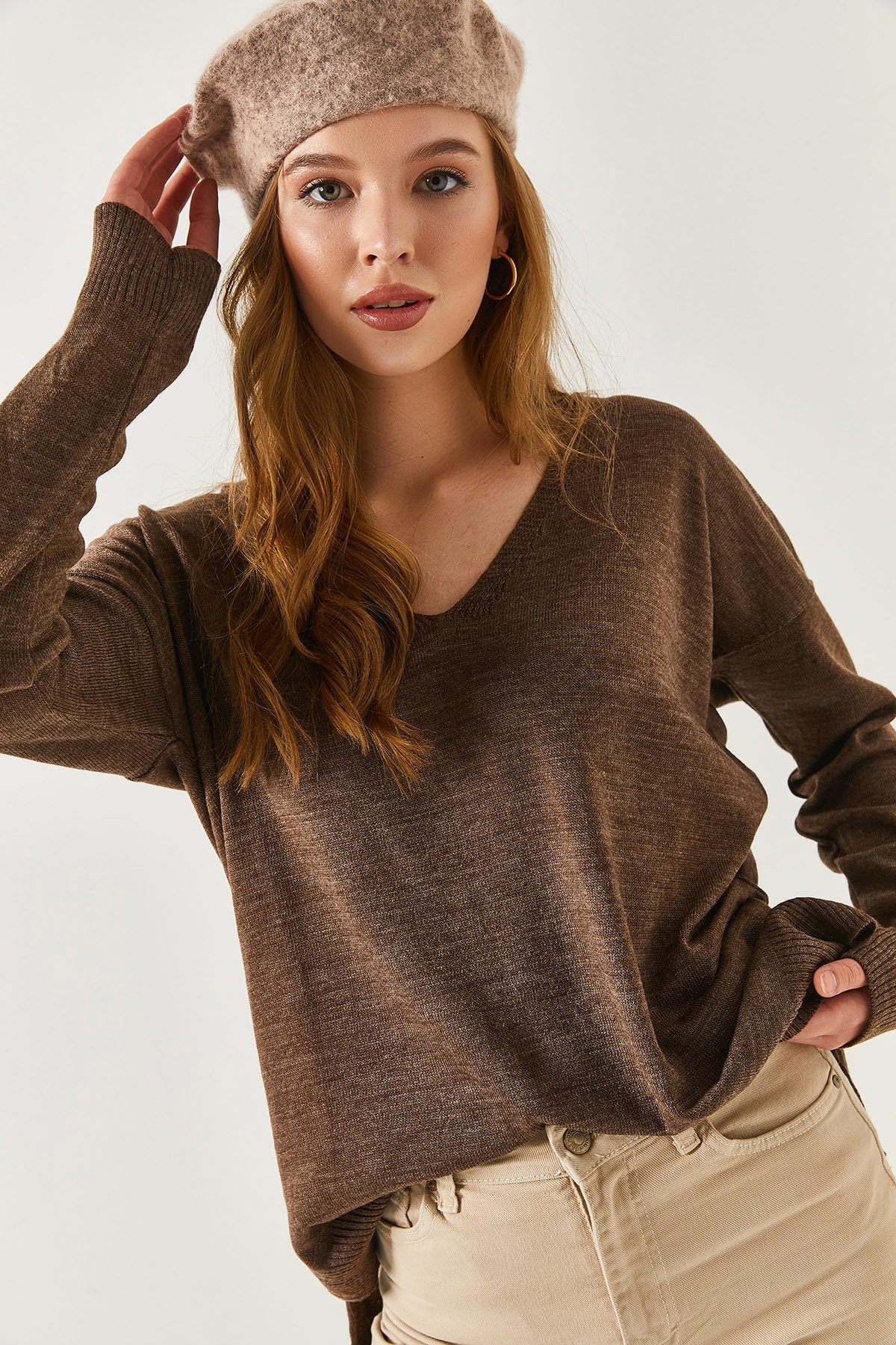 Kadın Açık Kahve V Yaka Ön Kısa Arkası Uzun Triko Kazak ARM-22Y012013