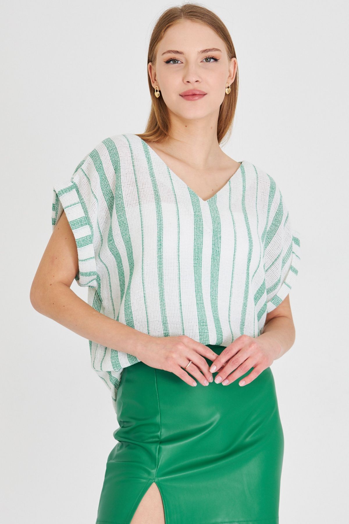 Kadın Çimen Yeşil V Yaka Yanları Yırtmaçlı Arkası Uzun Duble Kol Detaylı Oversize Bluz ARM-25Y001056