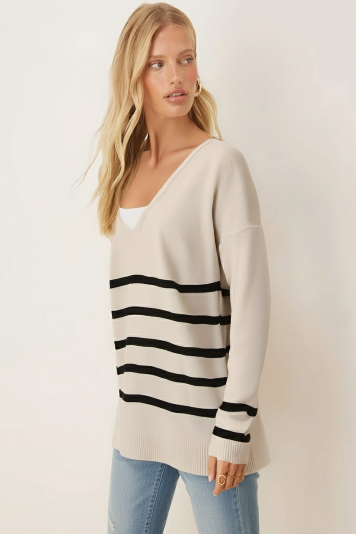 Kadın Krem V Yaka Çizgili Önü Kısa Arkası Uzun Kazak ARM-20K012008